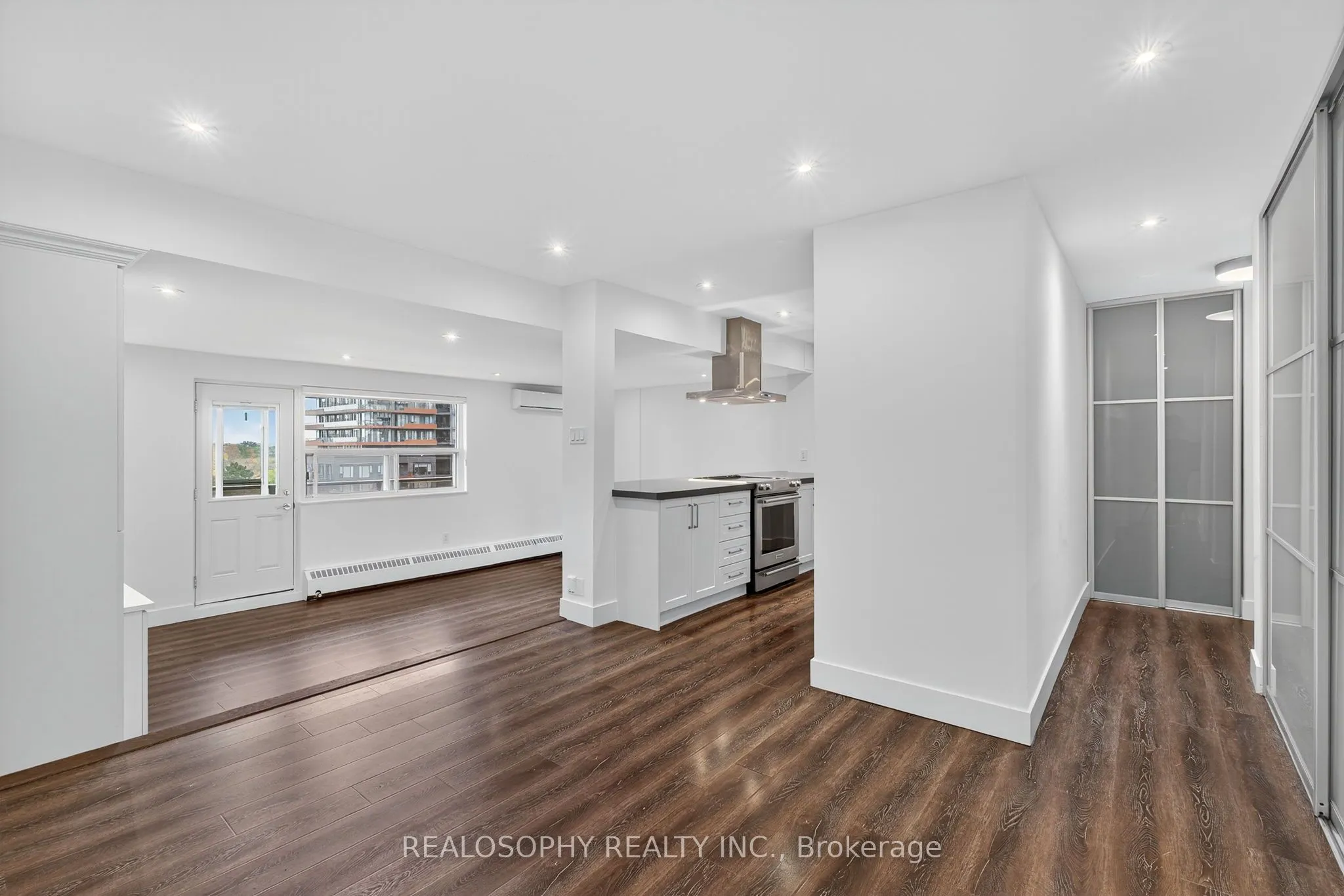 15 Elizabeth Street N, #905