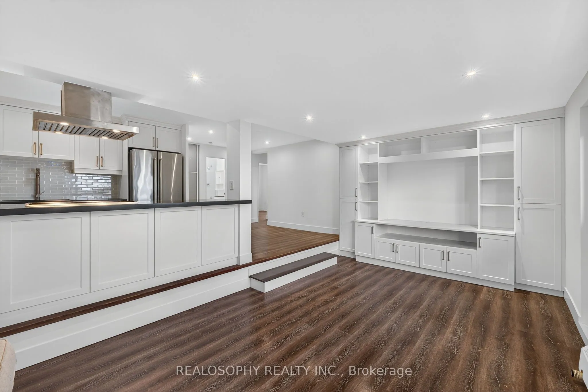 15 Elizabeth Street N, #905