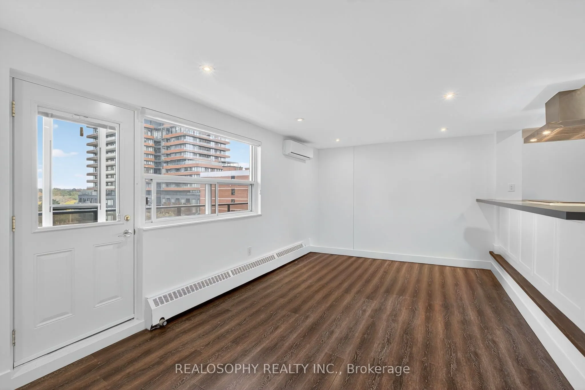 15 Elizabeth Street N, #905