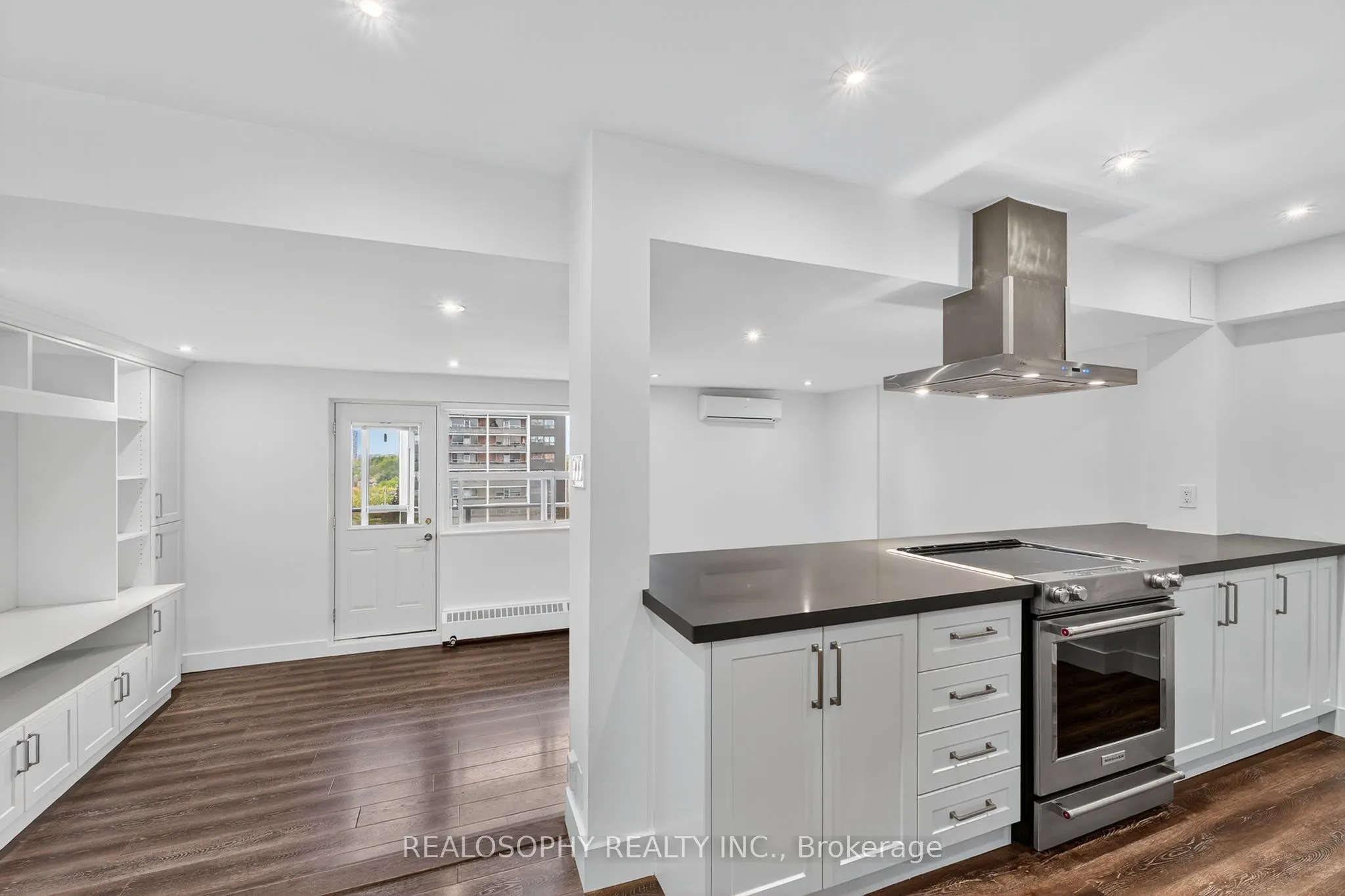 15 Elizabeth Street N, #905