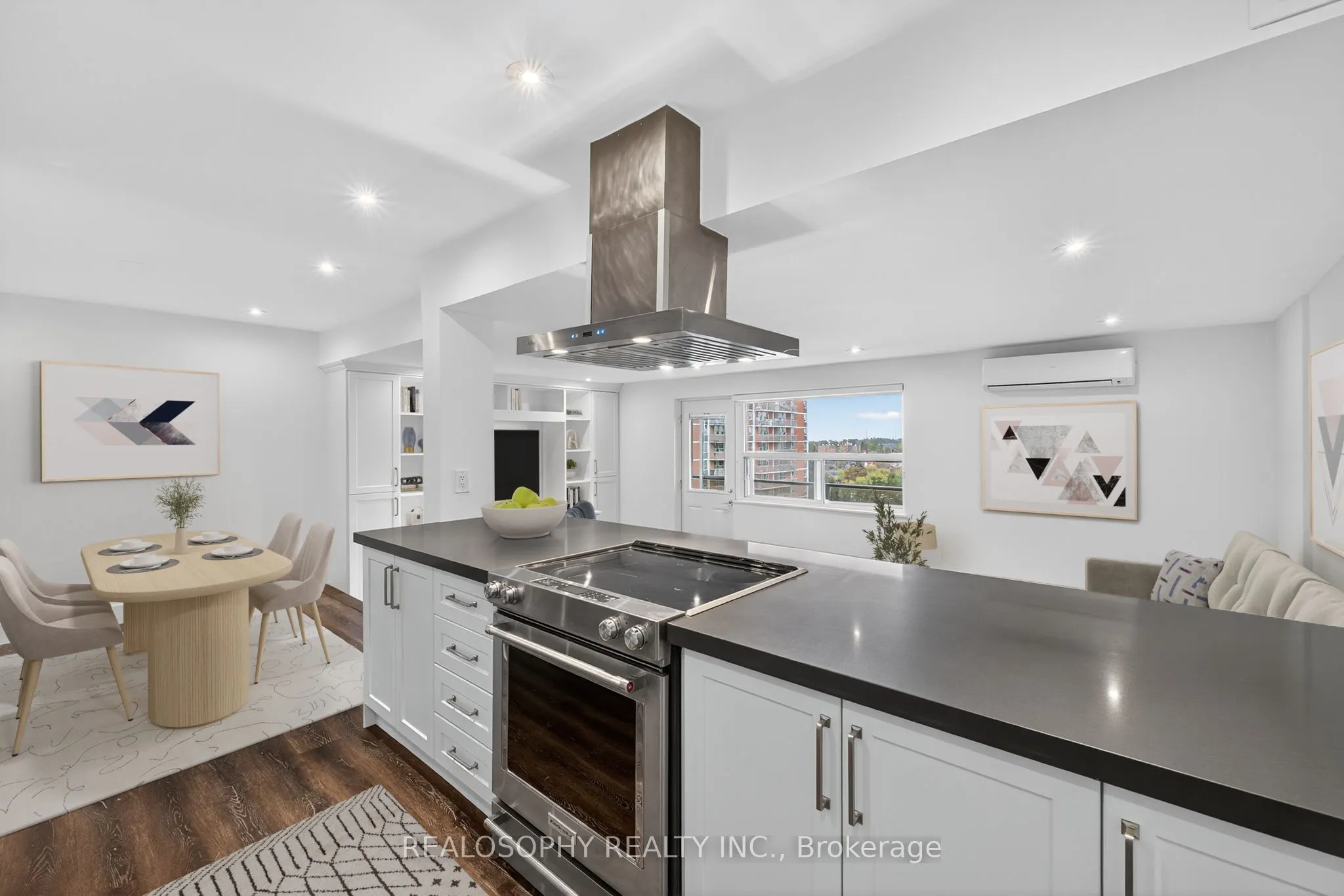 15 Elizabeth Street N, #905