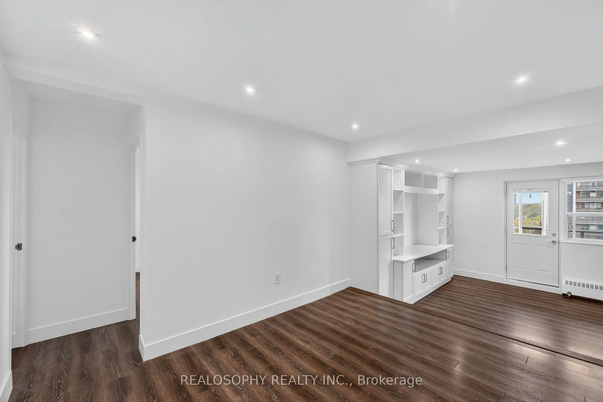 15 Elizabeth Street N, #905