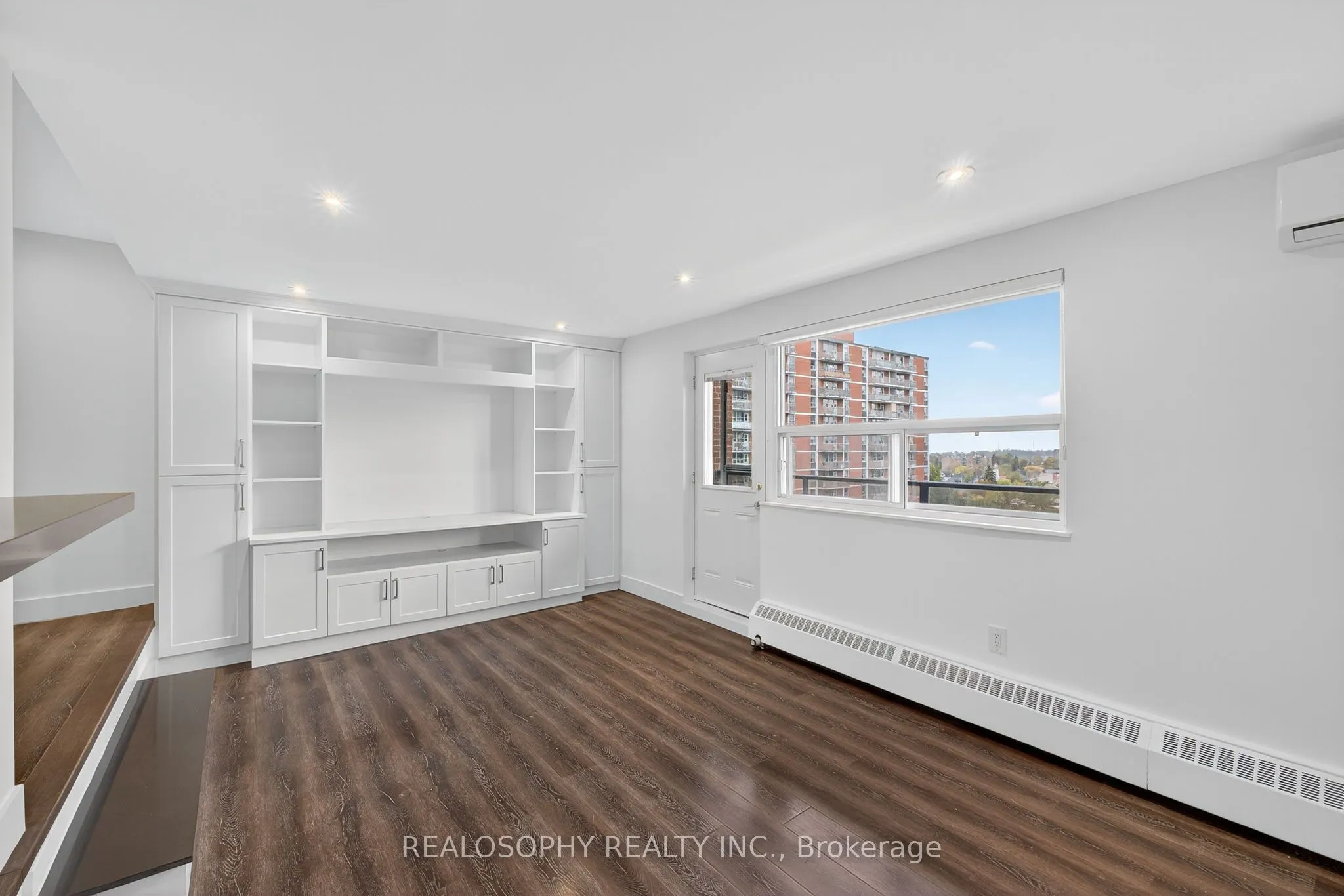 15 Elizabeth Street N, #905