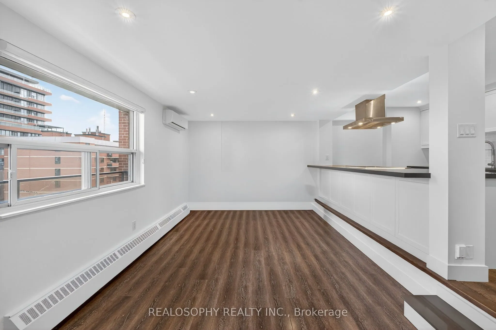 15 Elizabeth Street N, #905