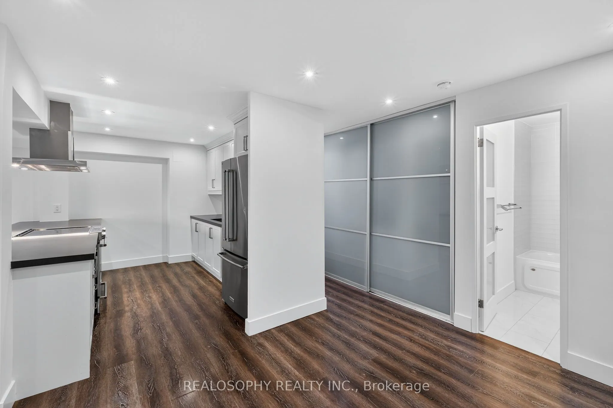 15 Elizabeth Street N, #905