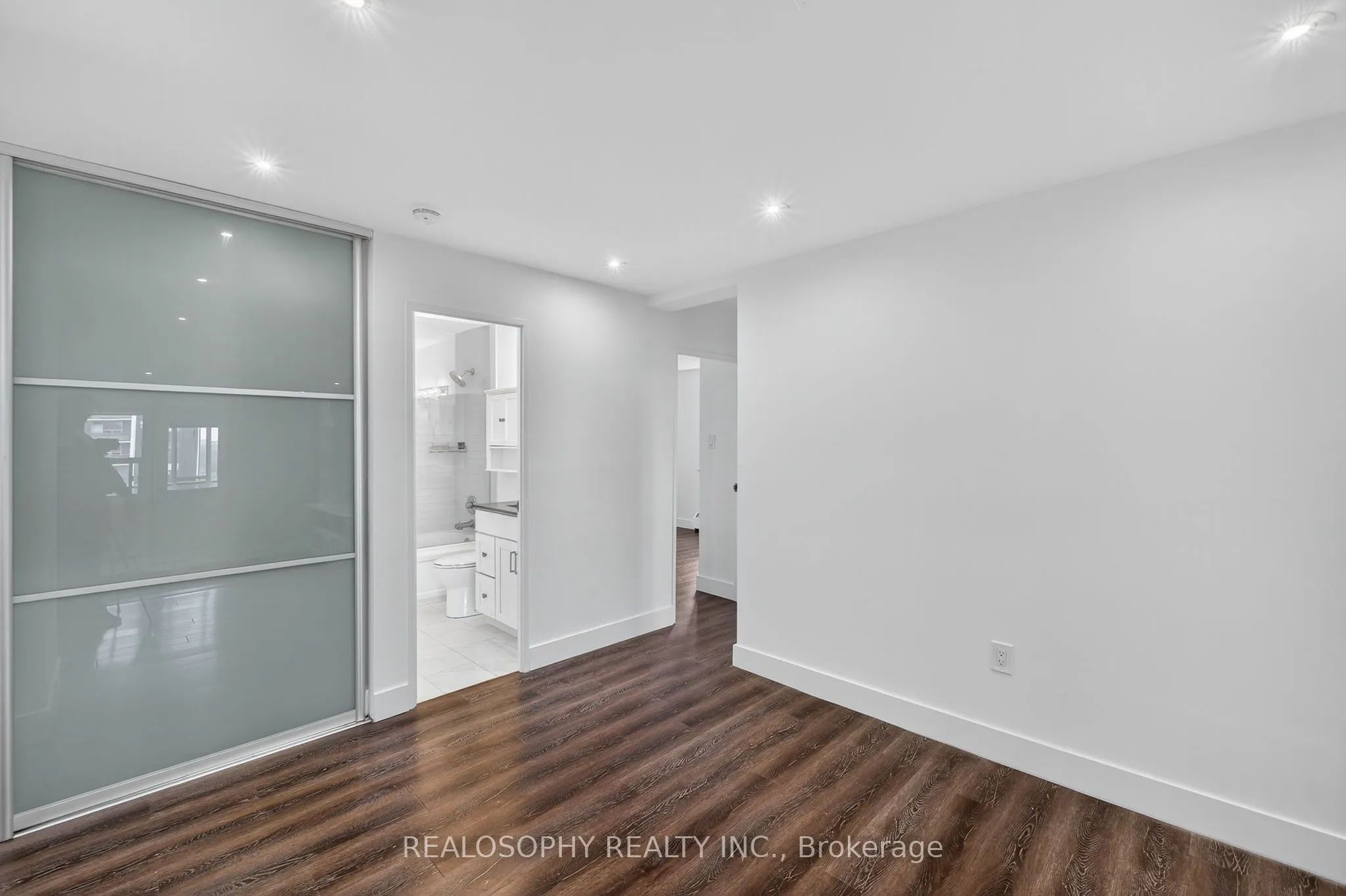 15 Elizabeth Street N, #905