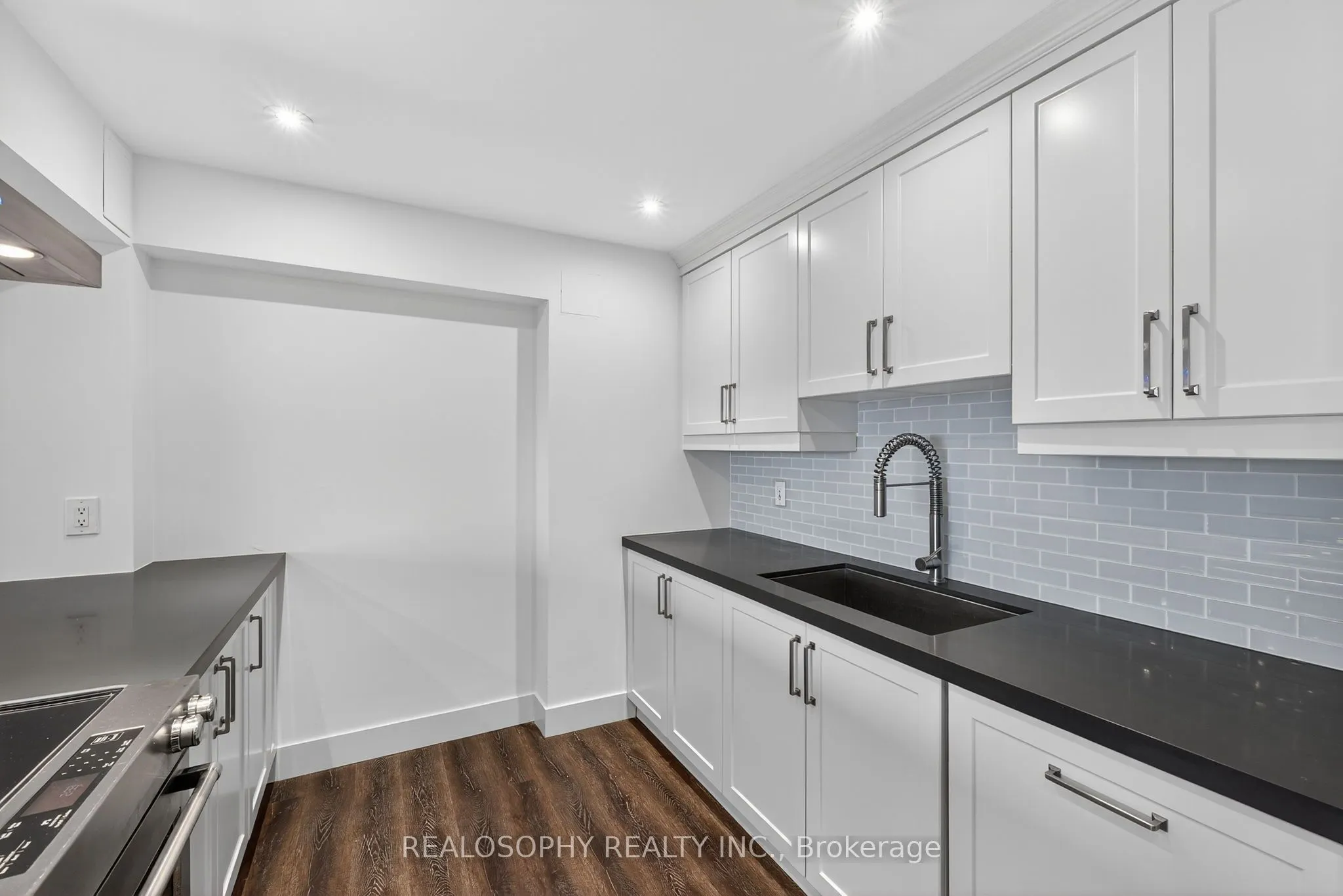 15 Elizabeth Street N, #905