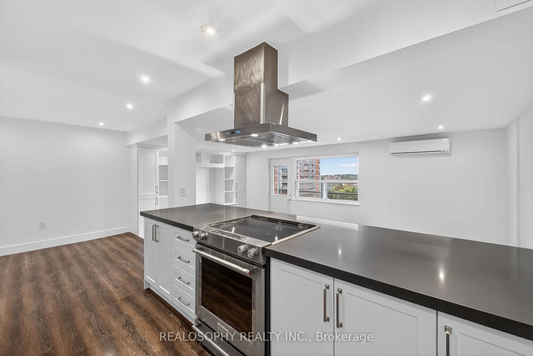 15 Elizabeth Street N, #905