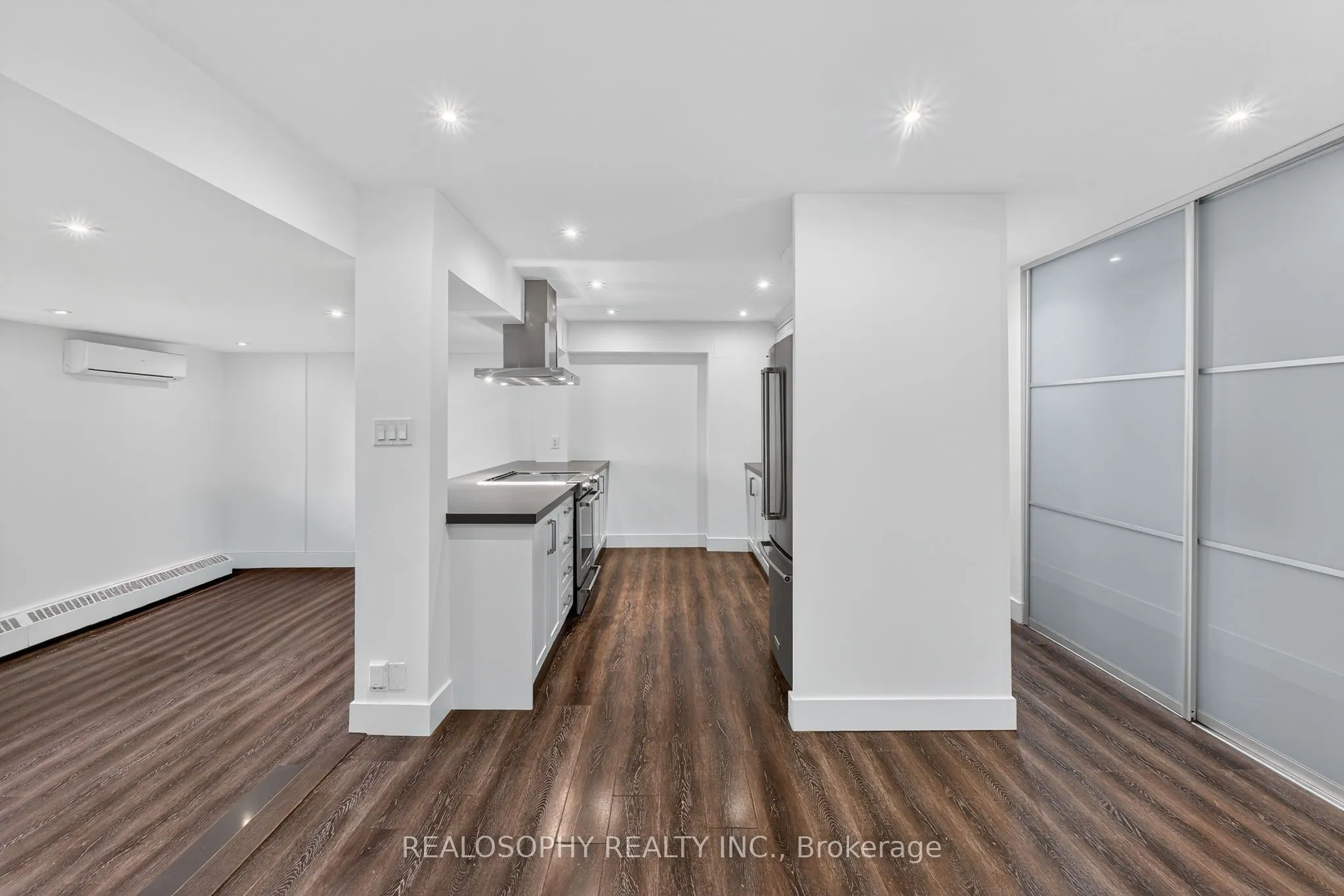 15 Elizabeth Street N, #905