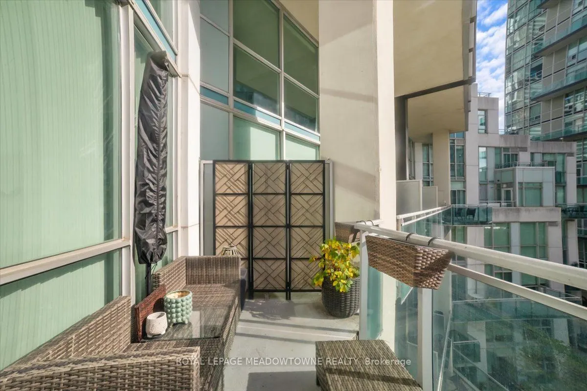 220 Burnhamthorpe Road W, #914