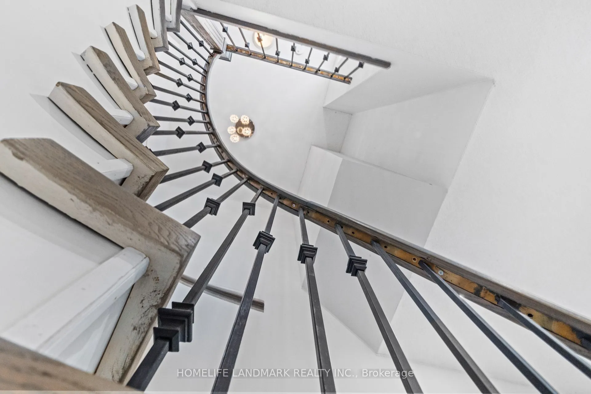 1544 Kirkrow Crescent