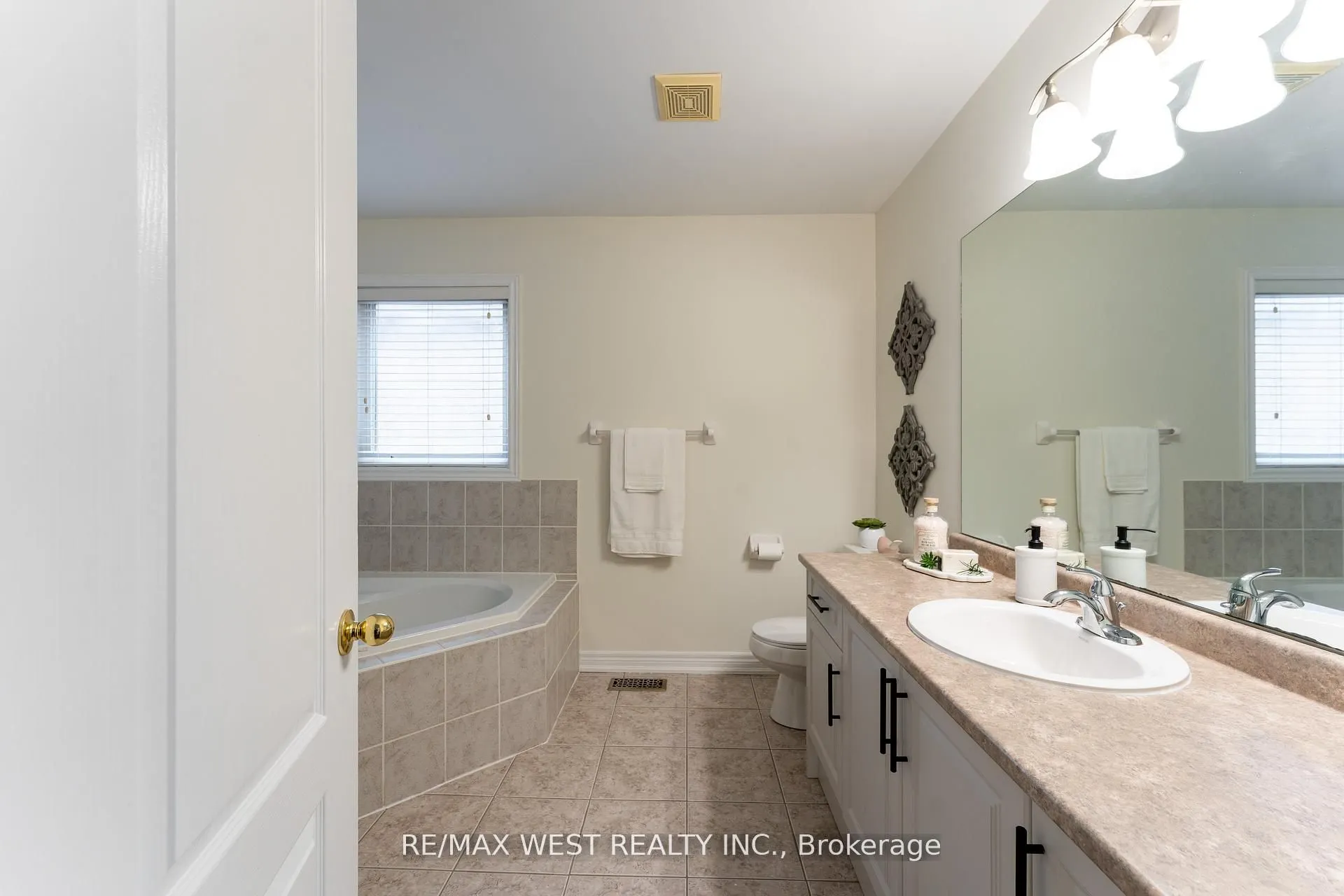 8 Yellow Avens Boulevard