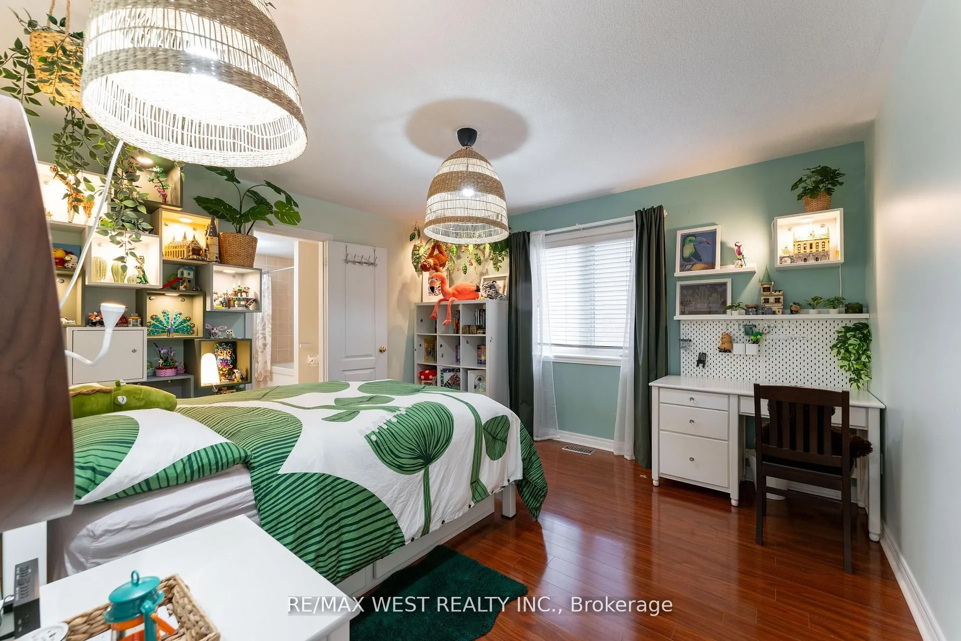 8 Yellow Avens Boulevard