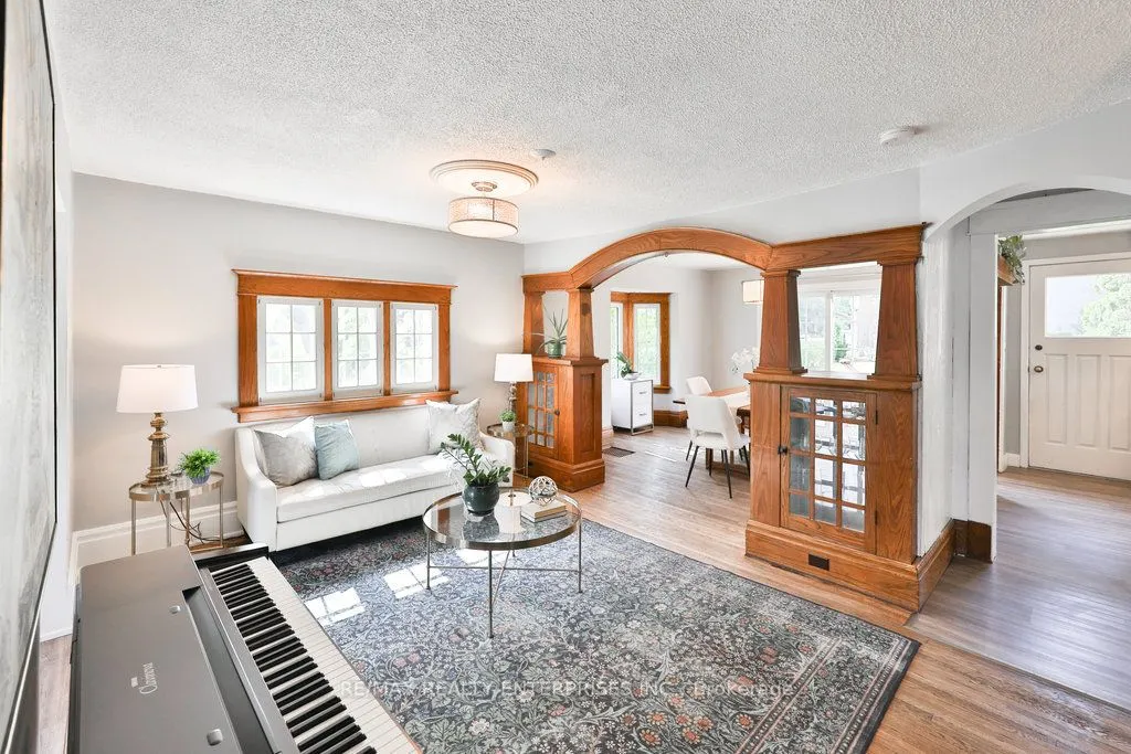 44 Mississauga Road N