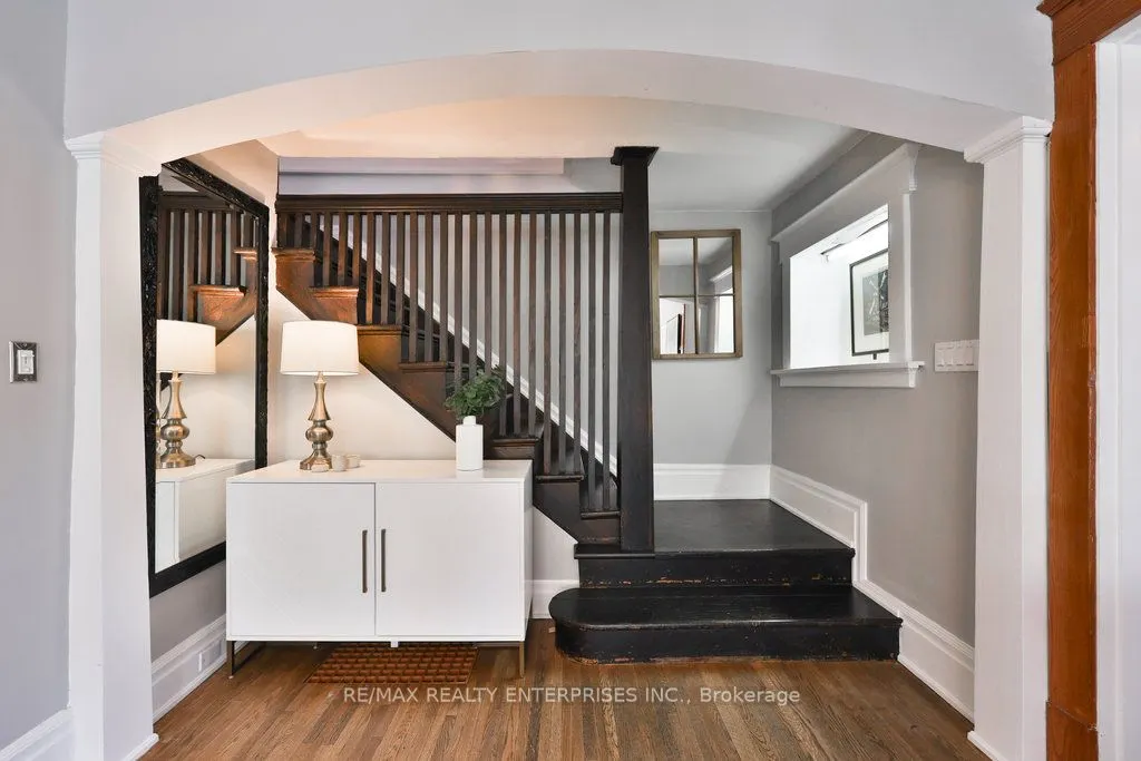 44 Mississauga Road N