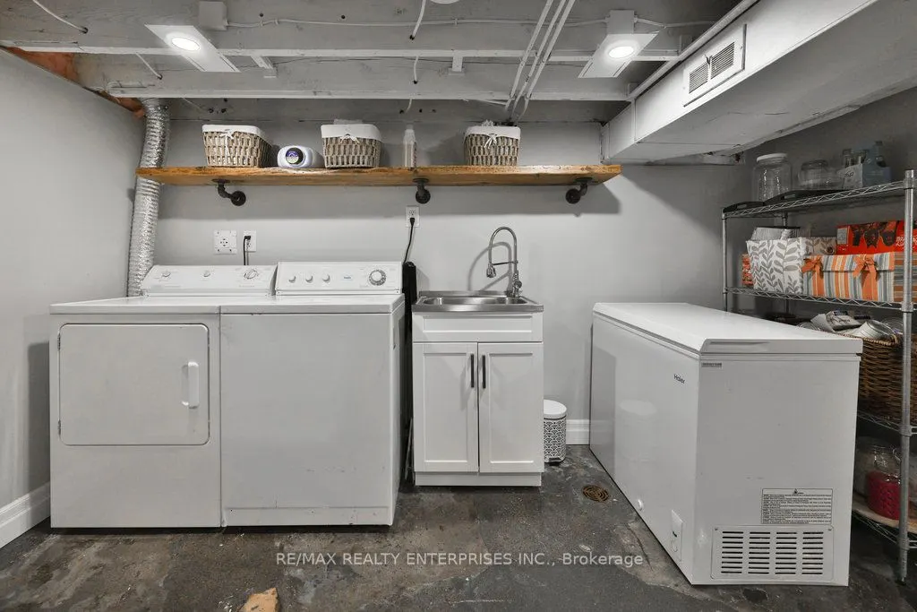 44 Mississauga Road N