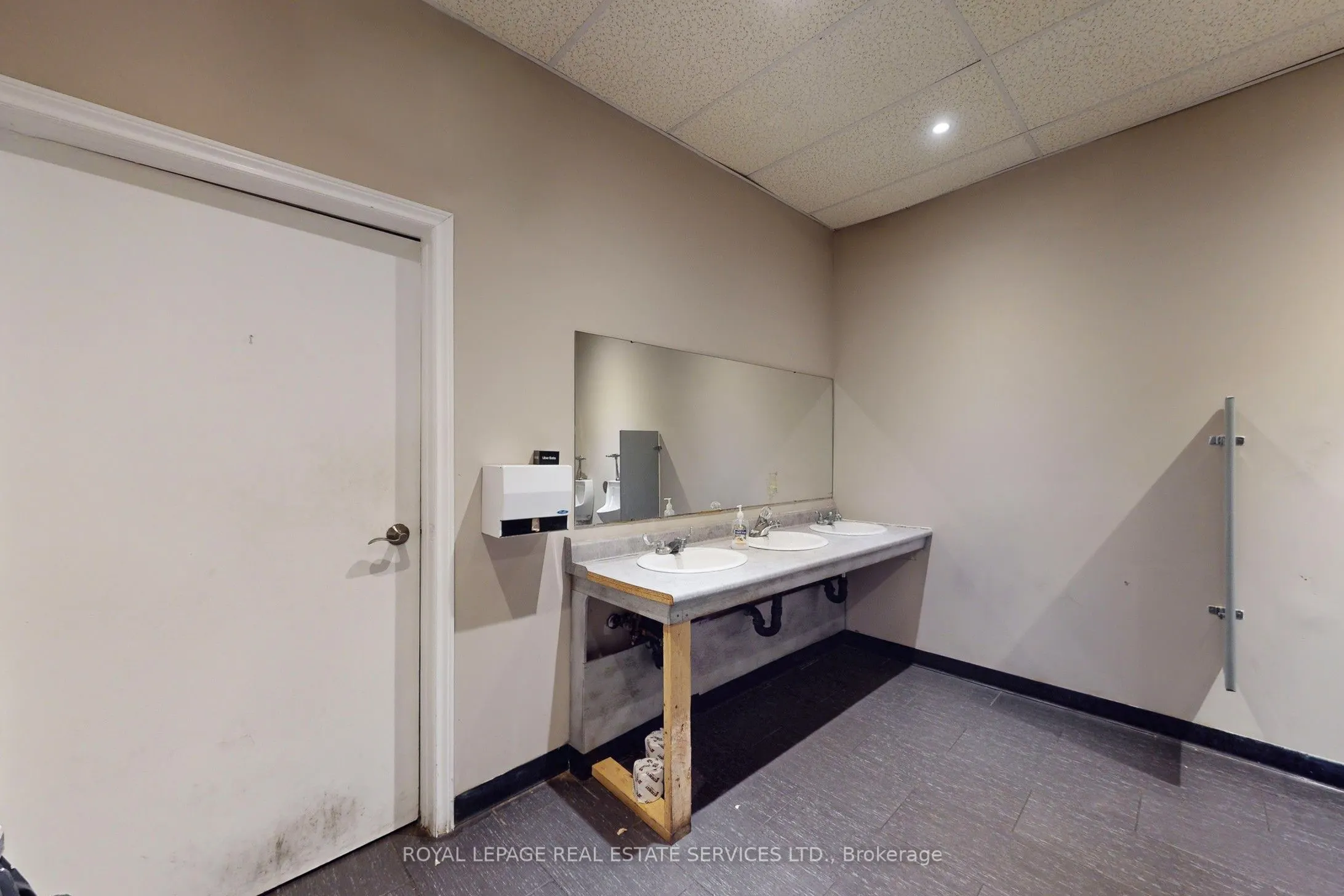 17 Commercial Street