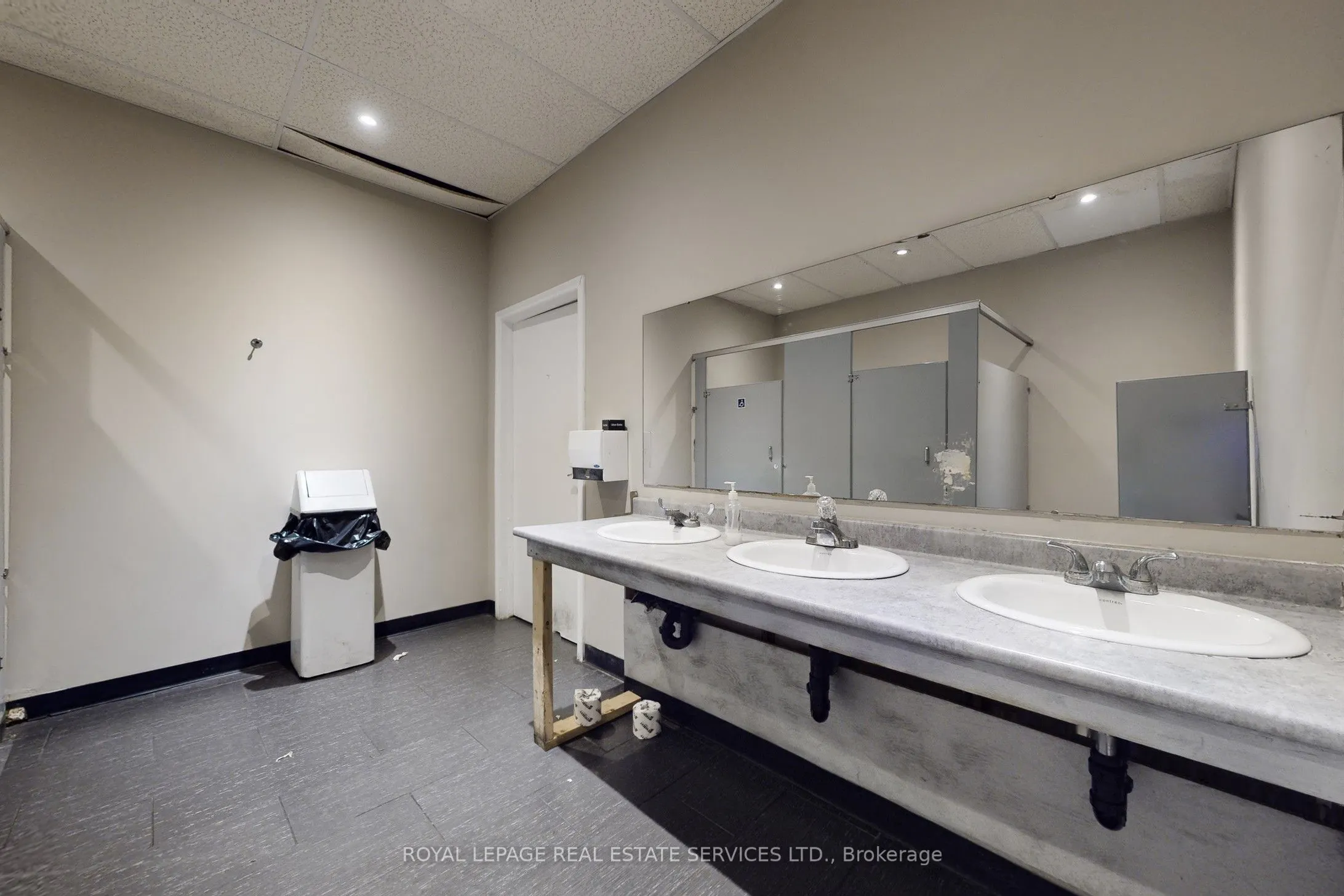 17 Commercial Street