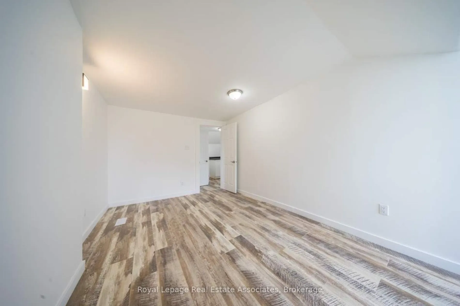 881 Lakeshore Road E