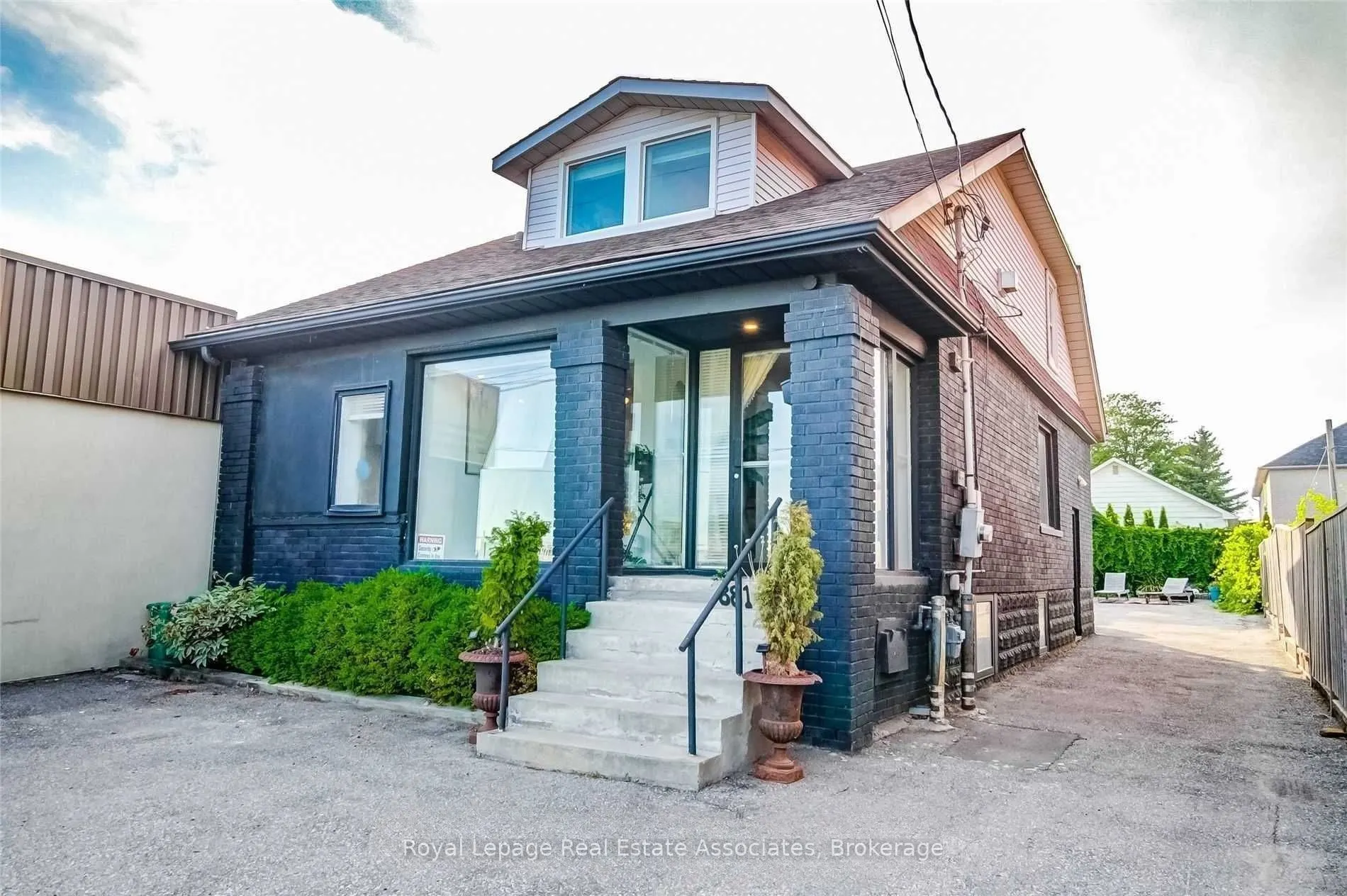 881 Lakeshore Road E