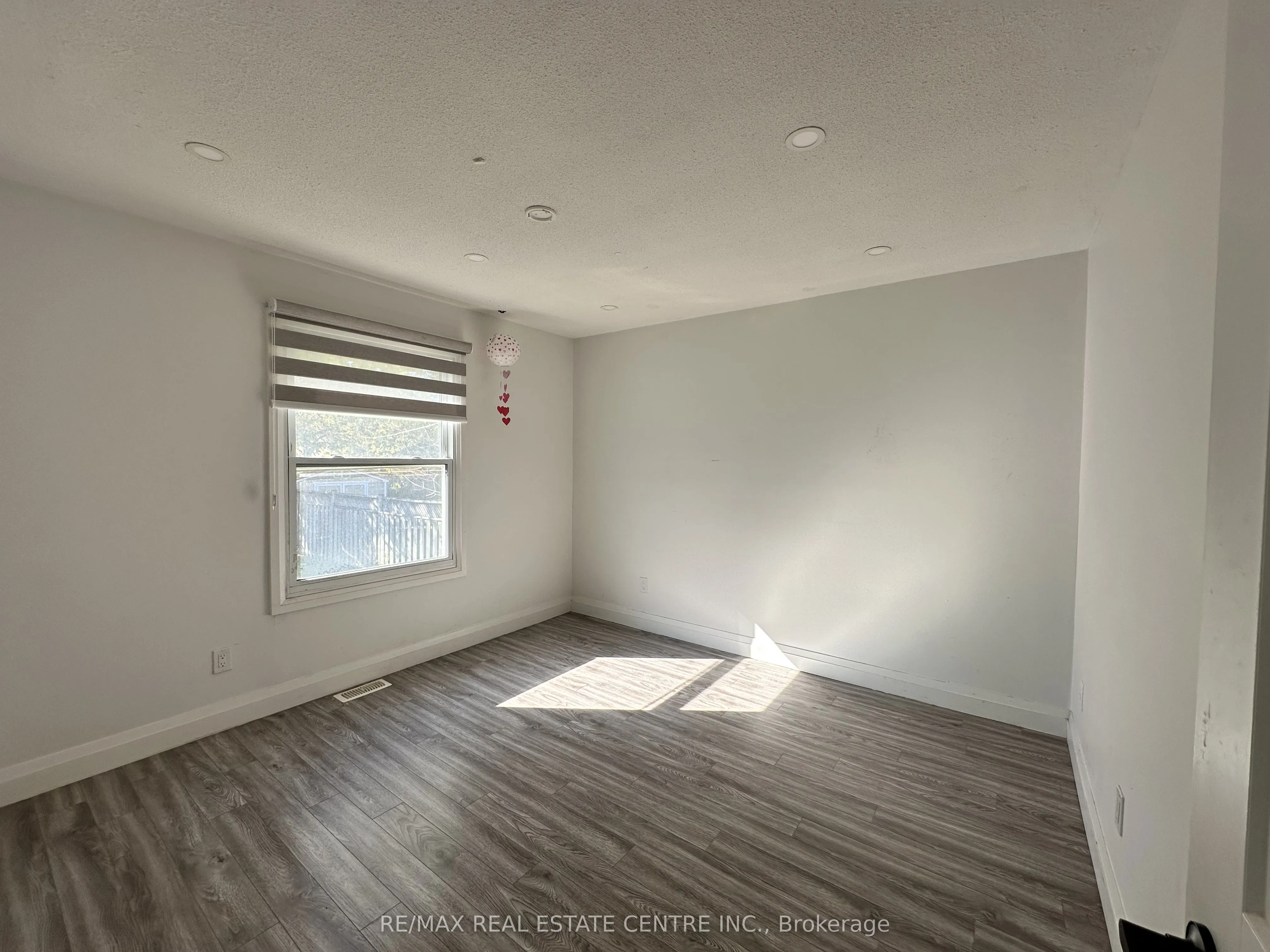 582 Elliott Crescent