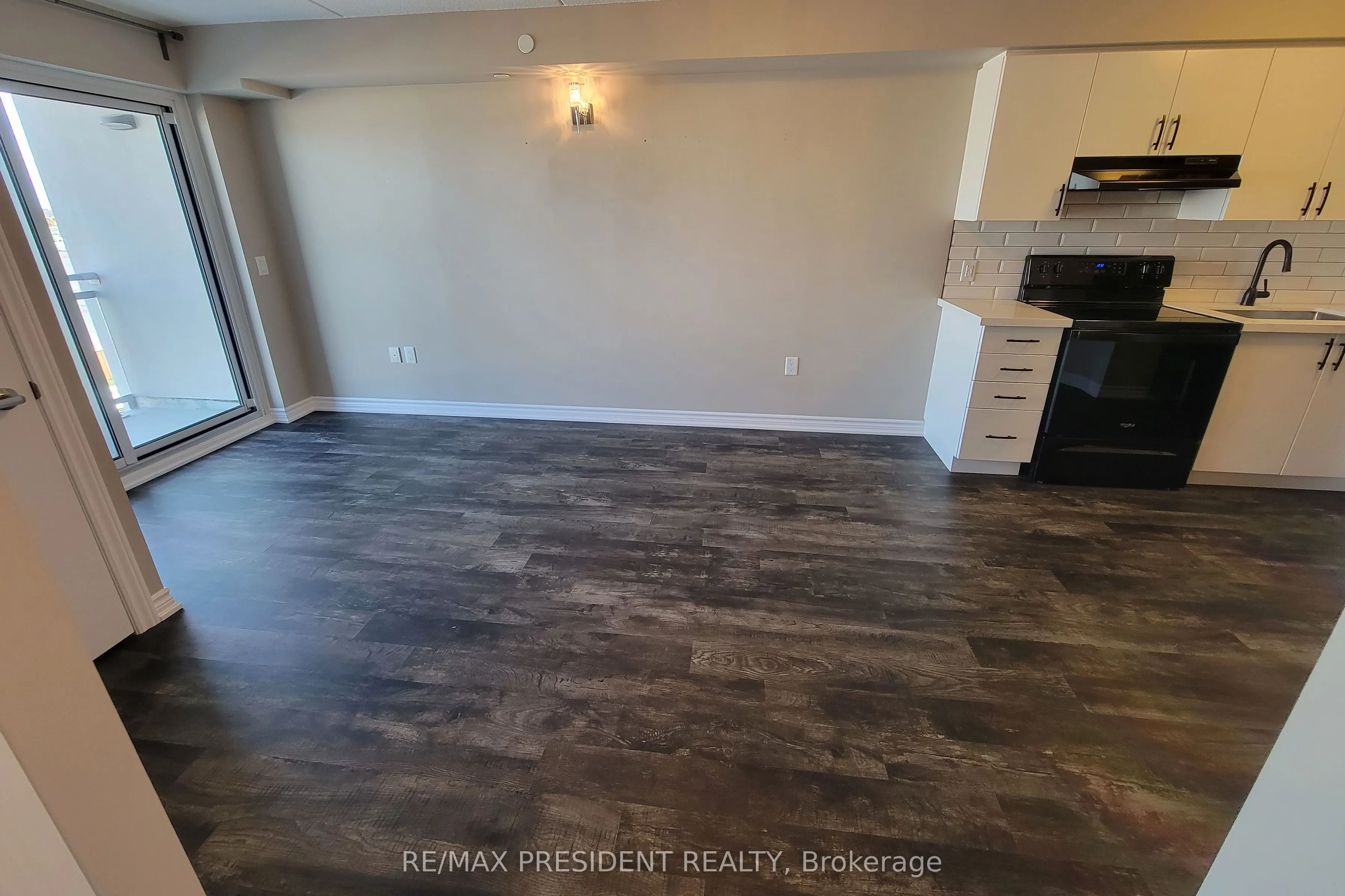 716 Main Street E, #303