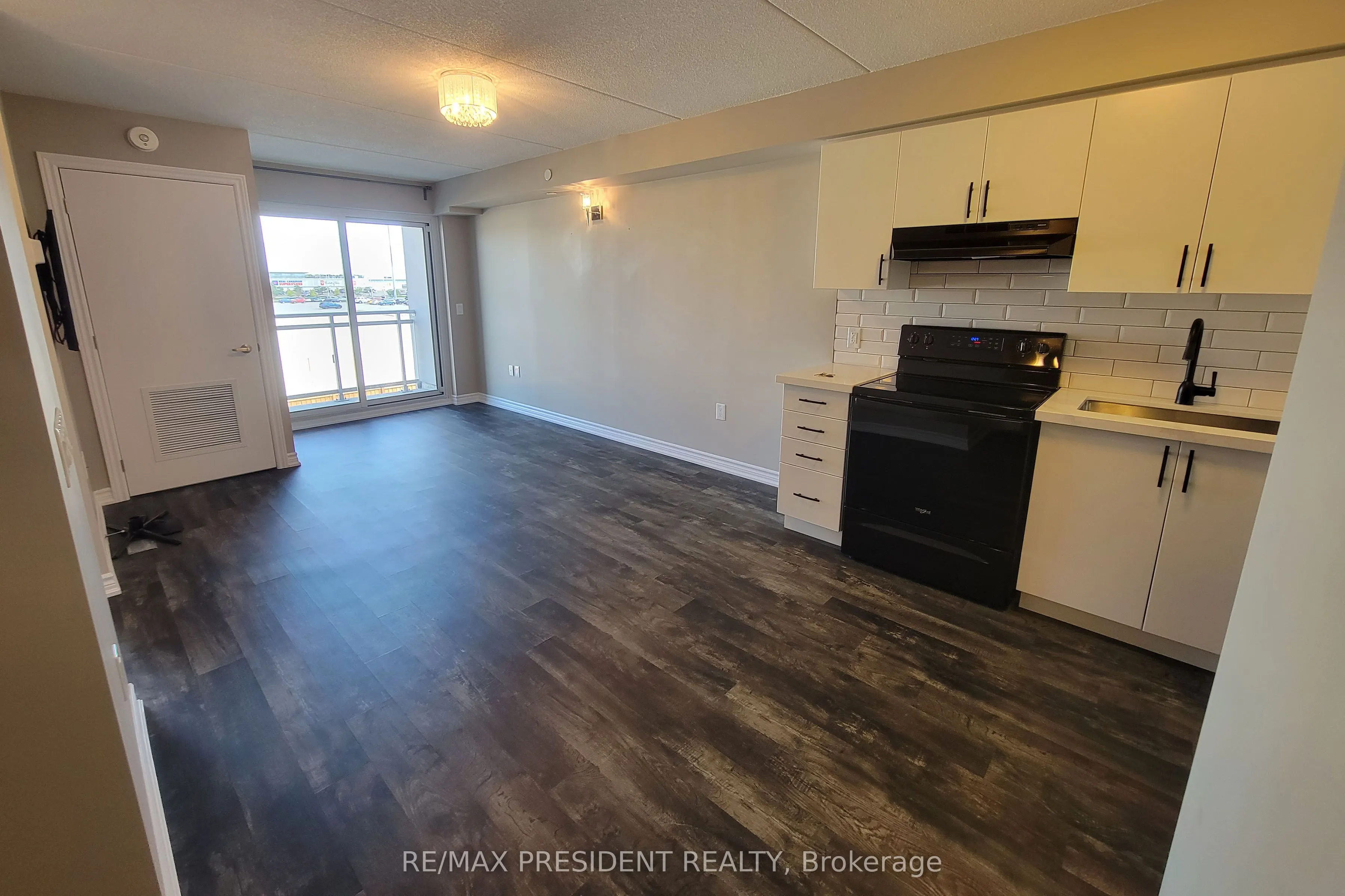 716 Main Street E, #303