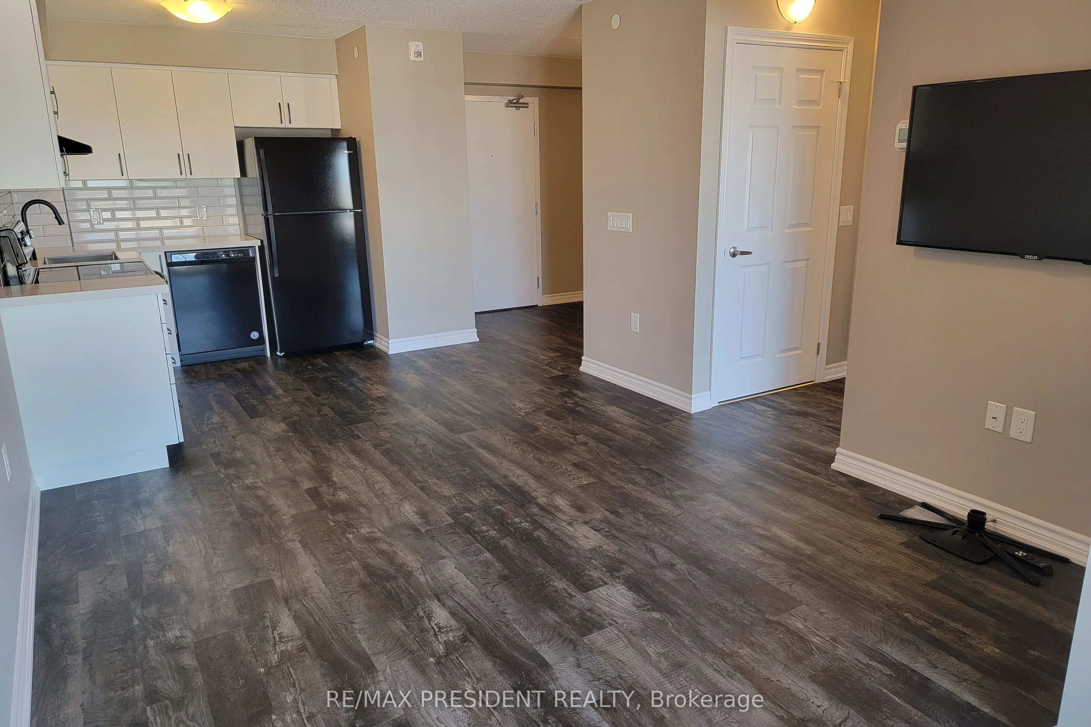 716 Main Street E, #303