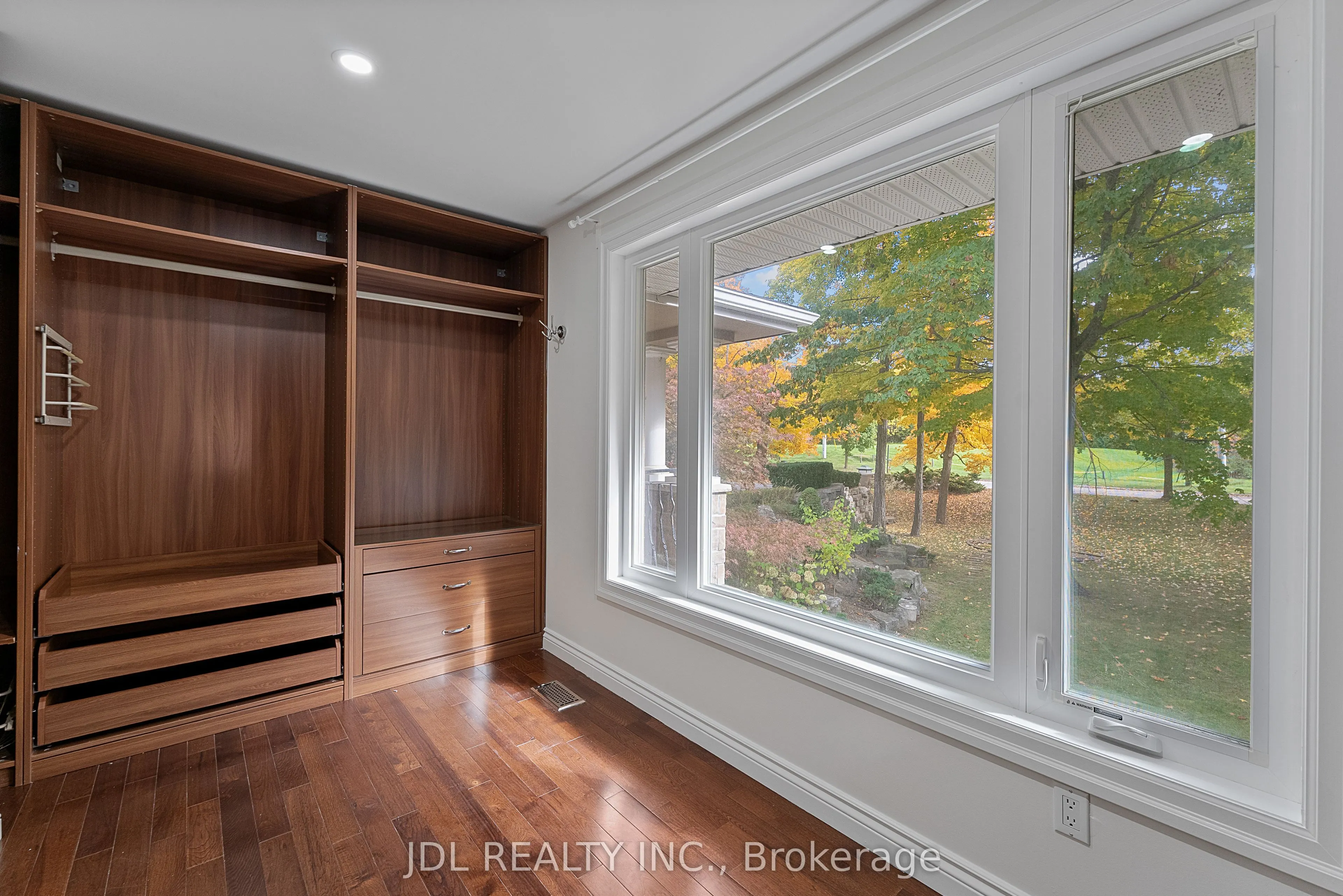 1859 Lincoln Green Close