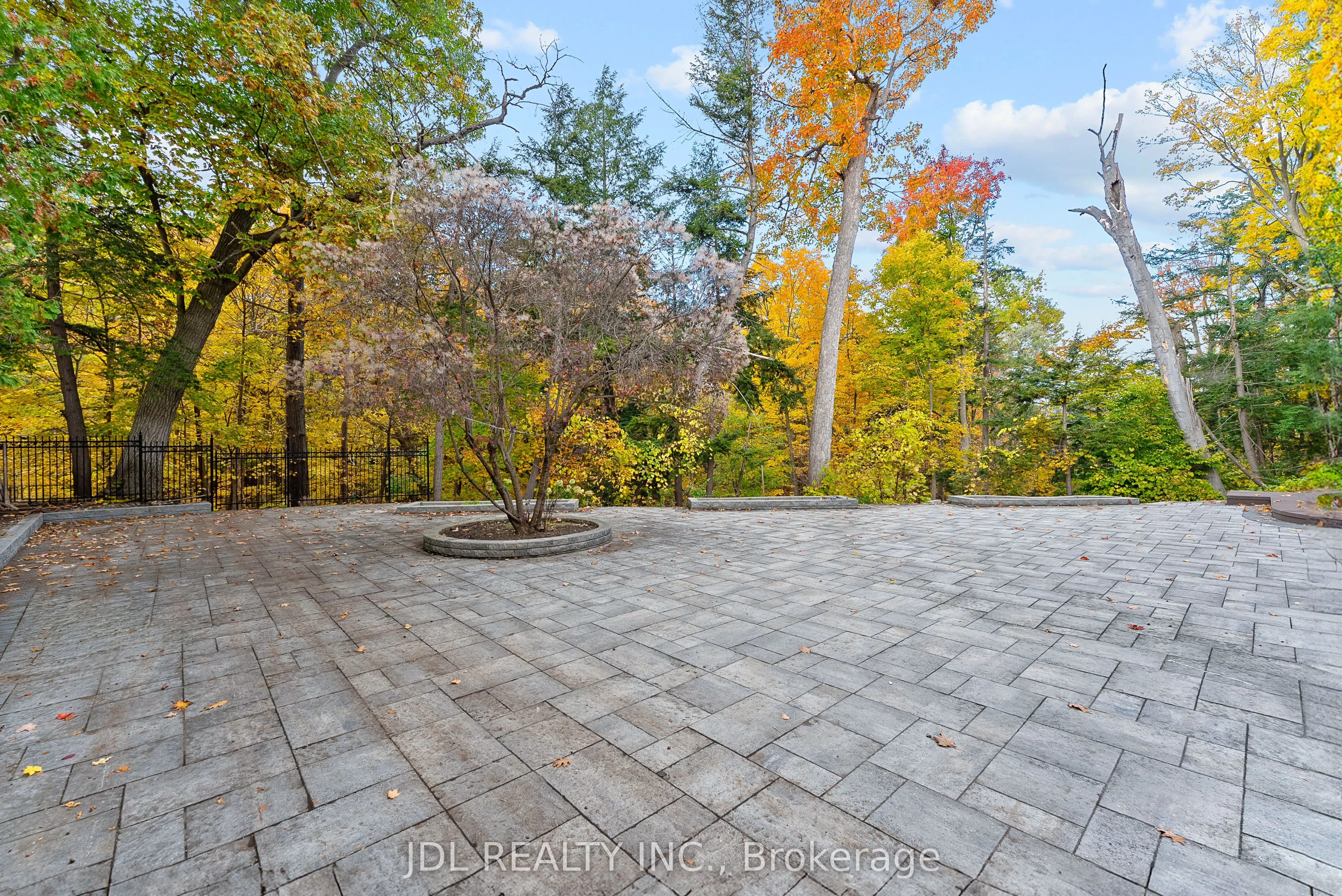 1859 Lincoln Green Close