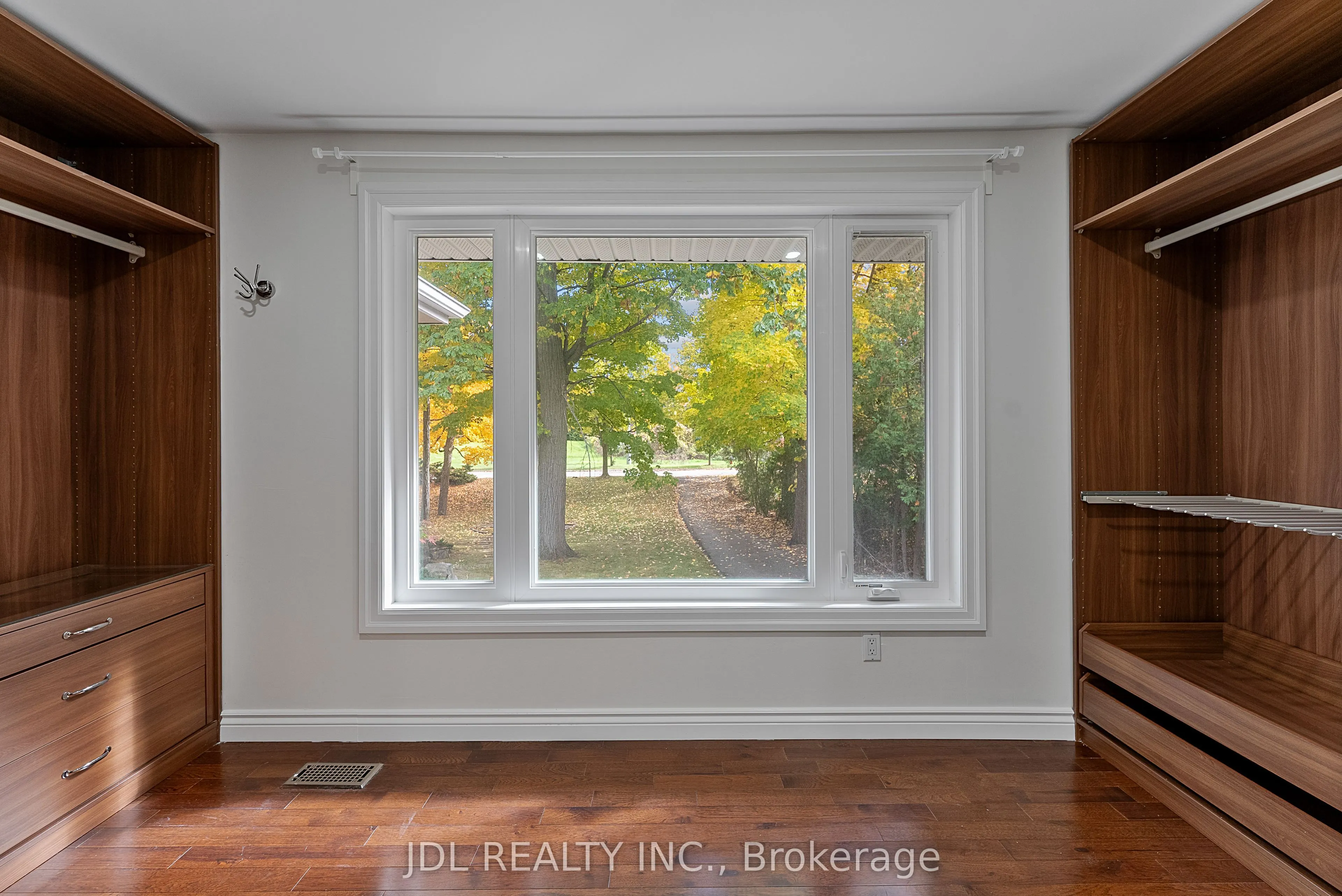 1859 Lincoln Green Close