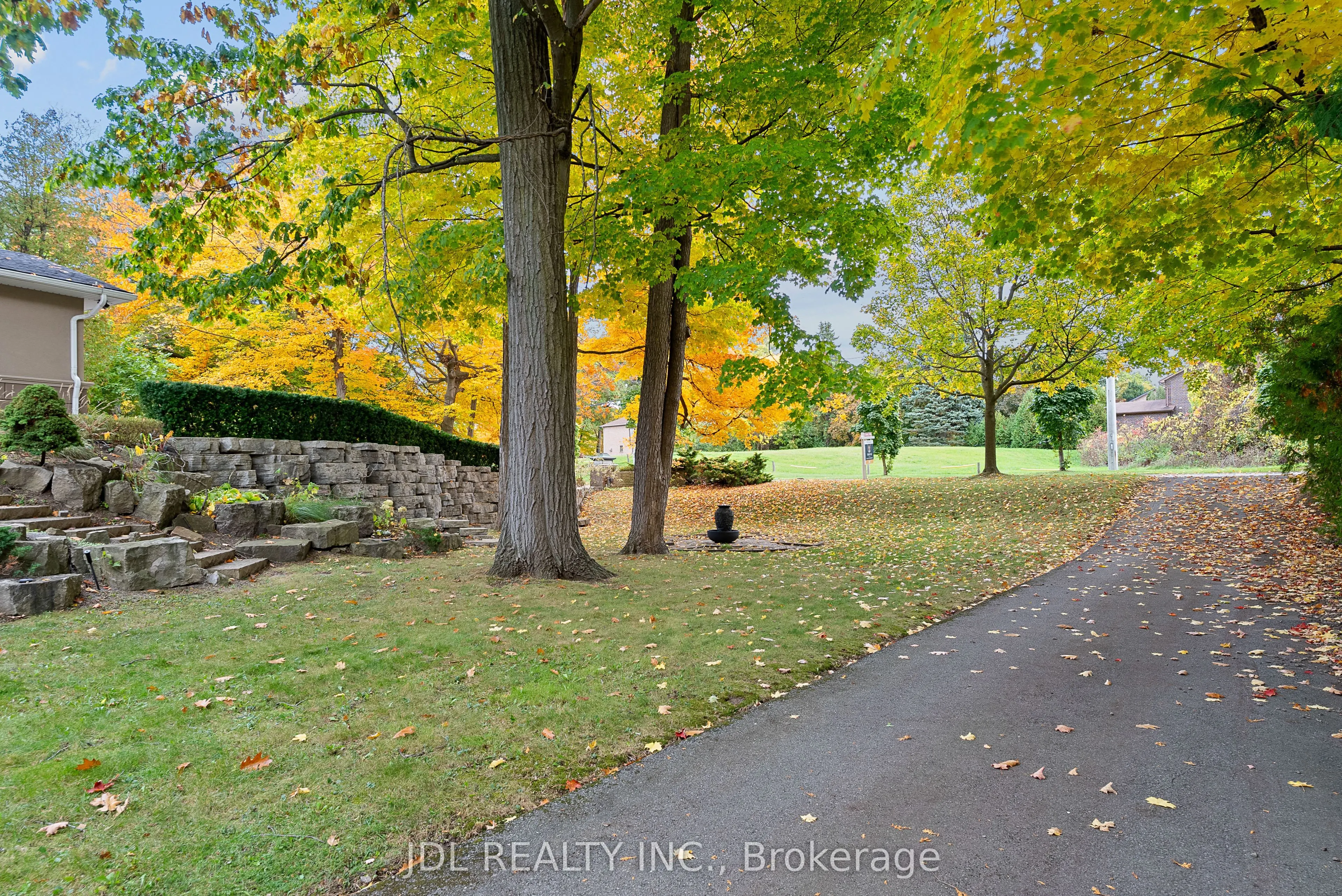 1859 Lincoln Green Close