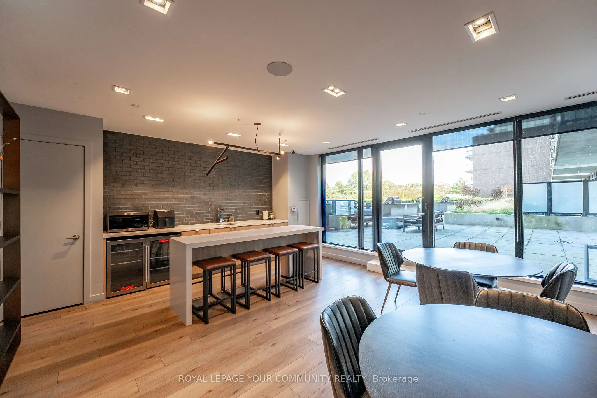 7 Smith Crescent, #325