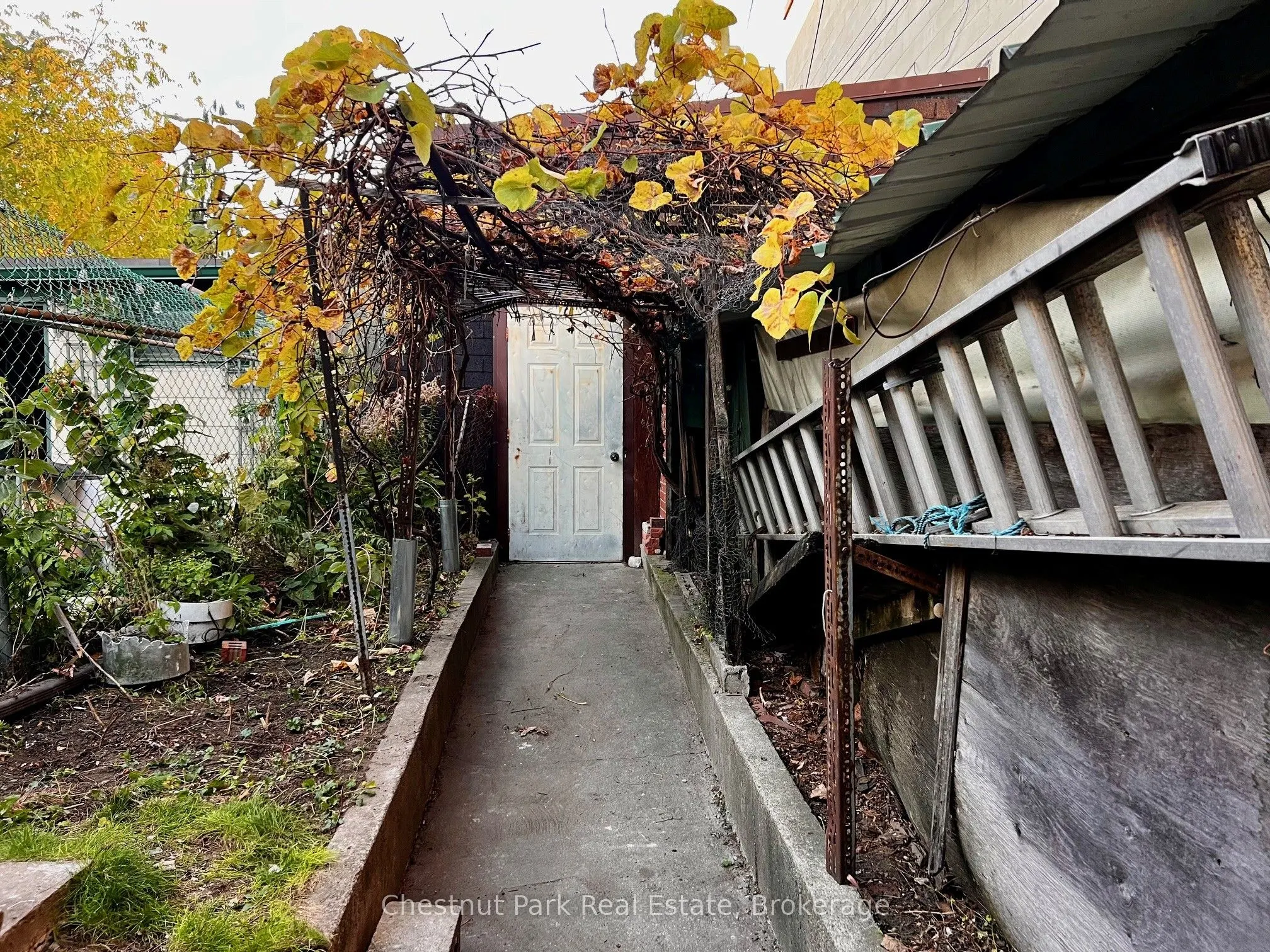 3280 Dundas Street W