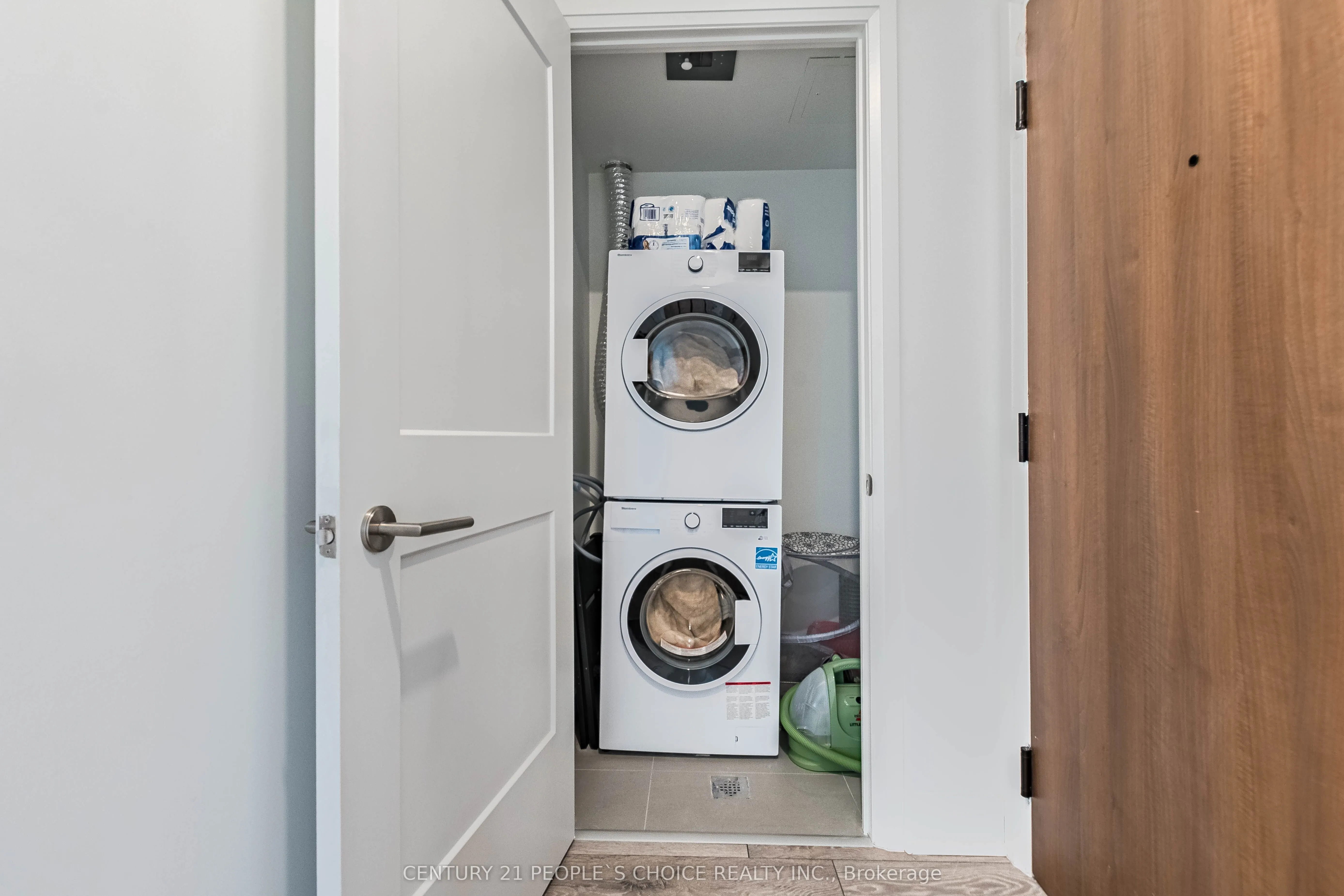 21 Park Street E, #915