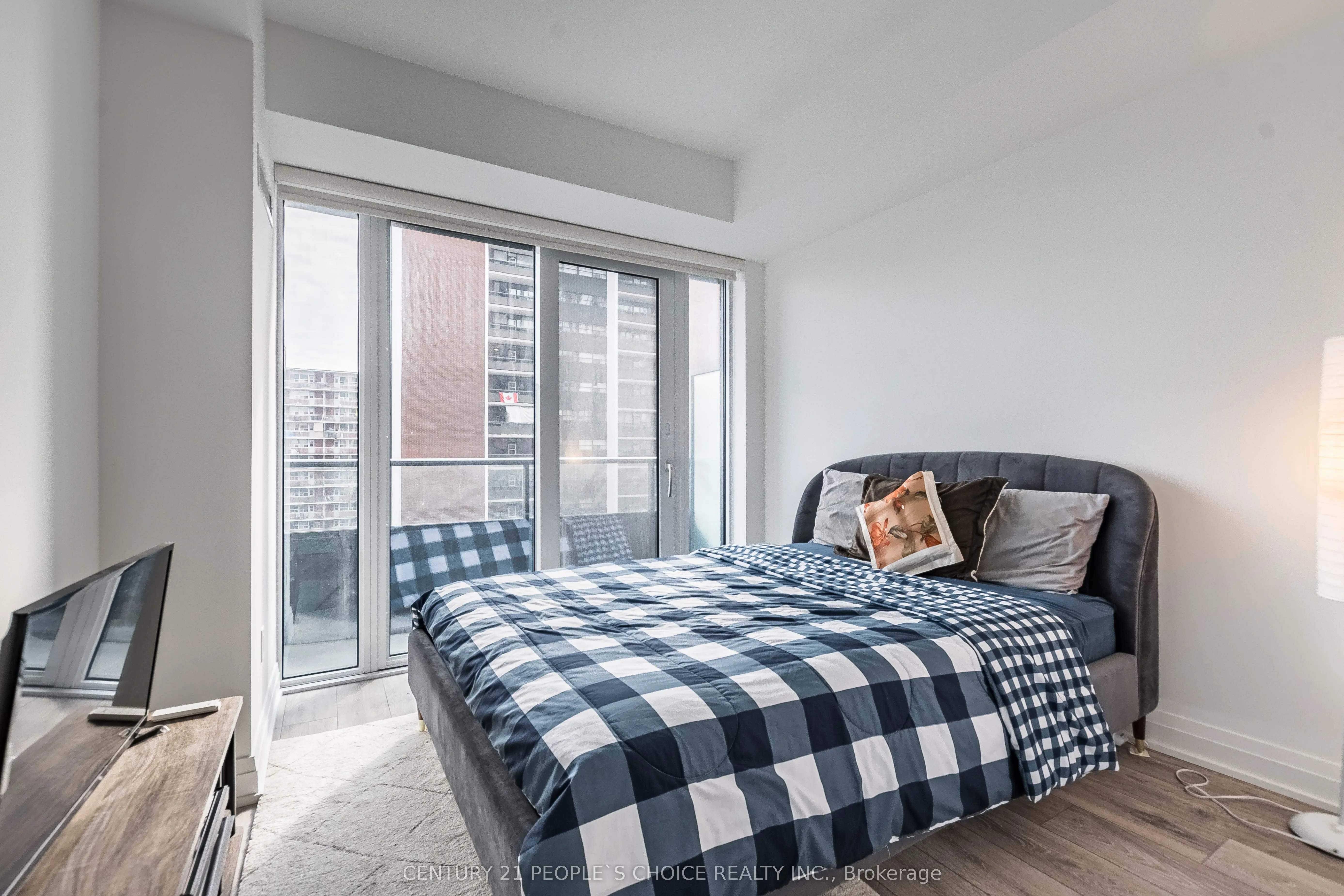 21 Park Street E, #915