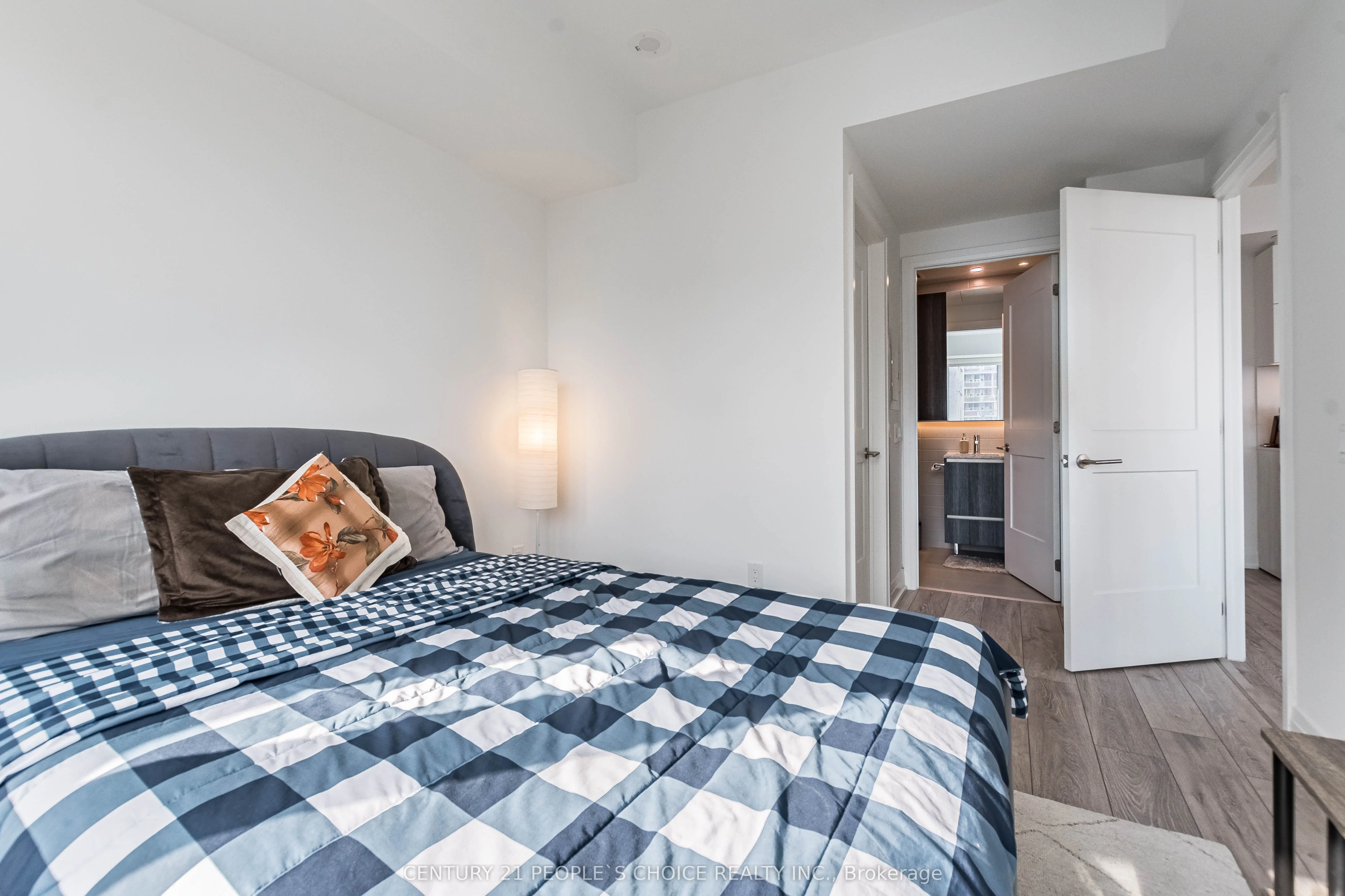 21 Park Street E, #915