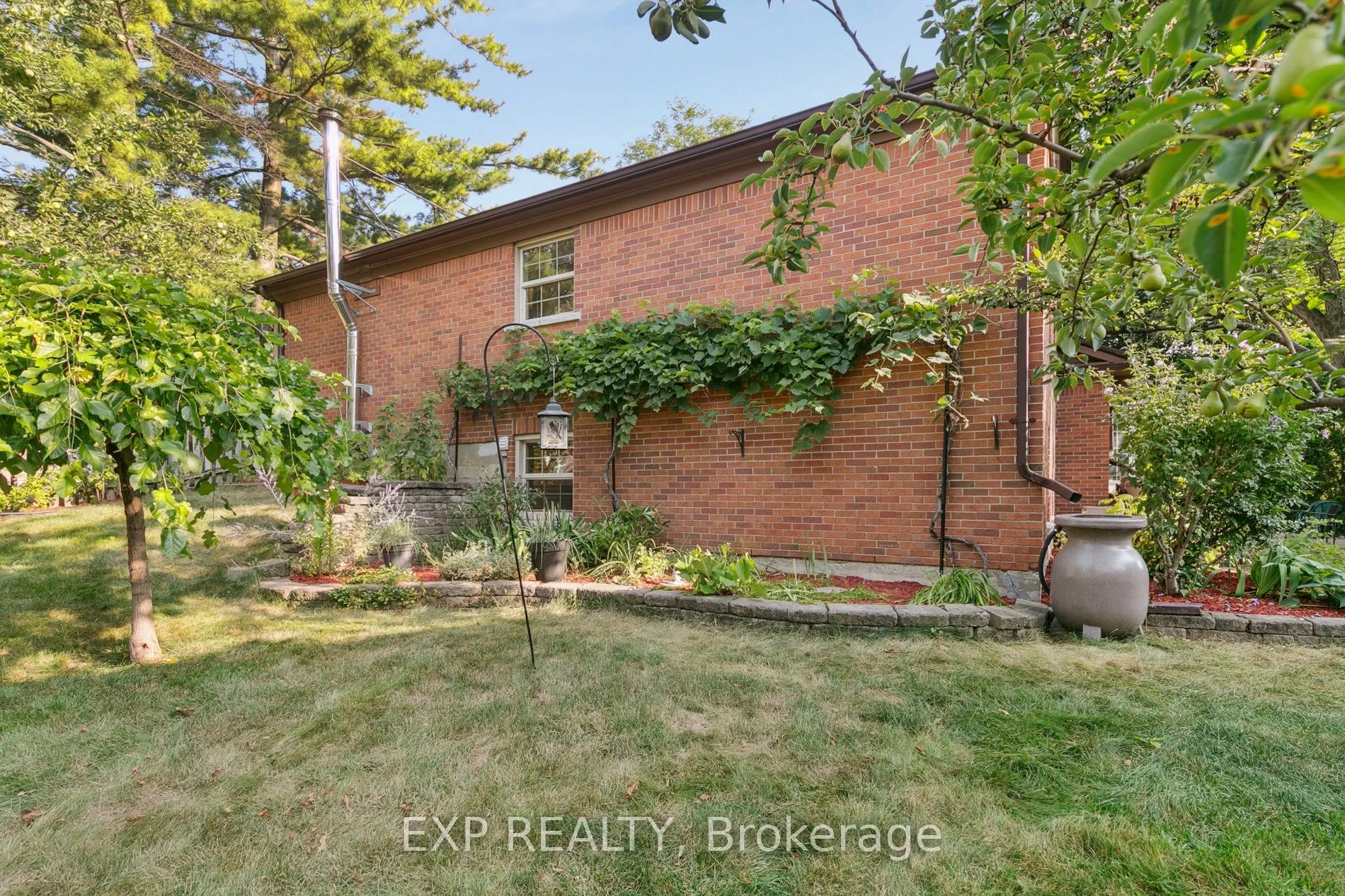 2565 Claymore Crescent