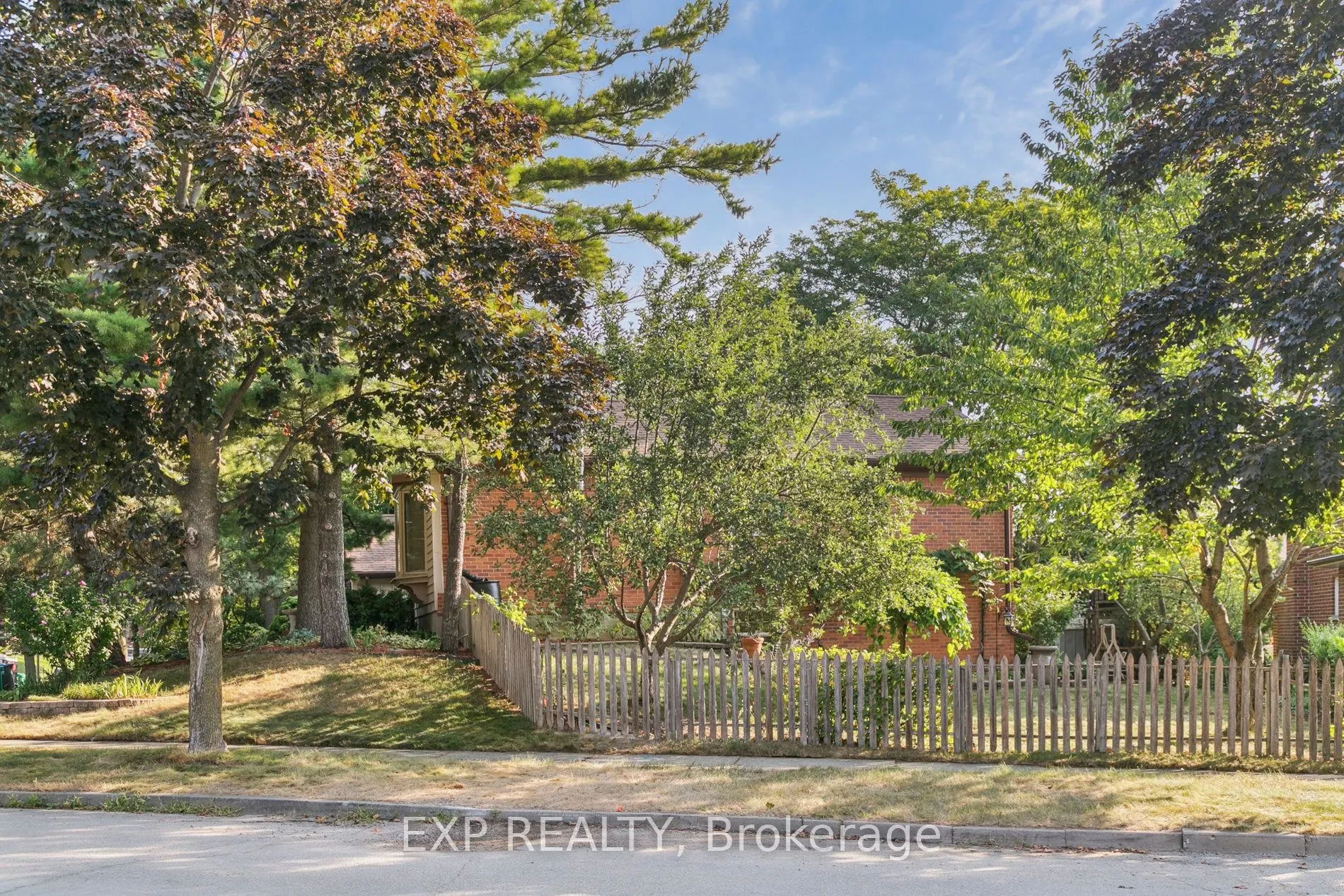 2565 Claymore Crescent