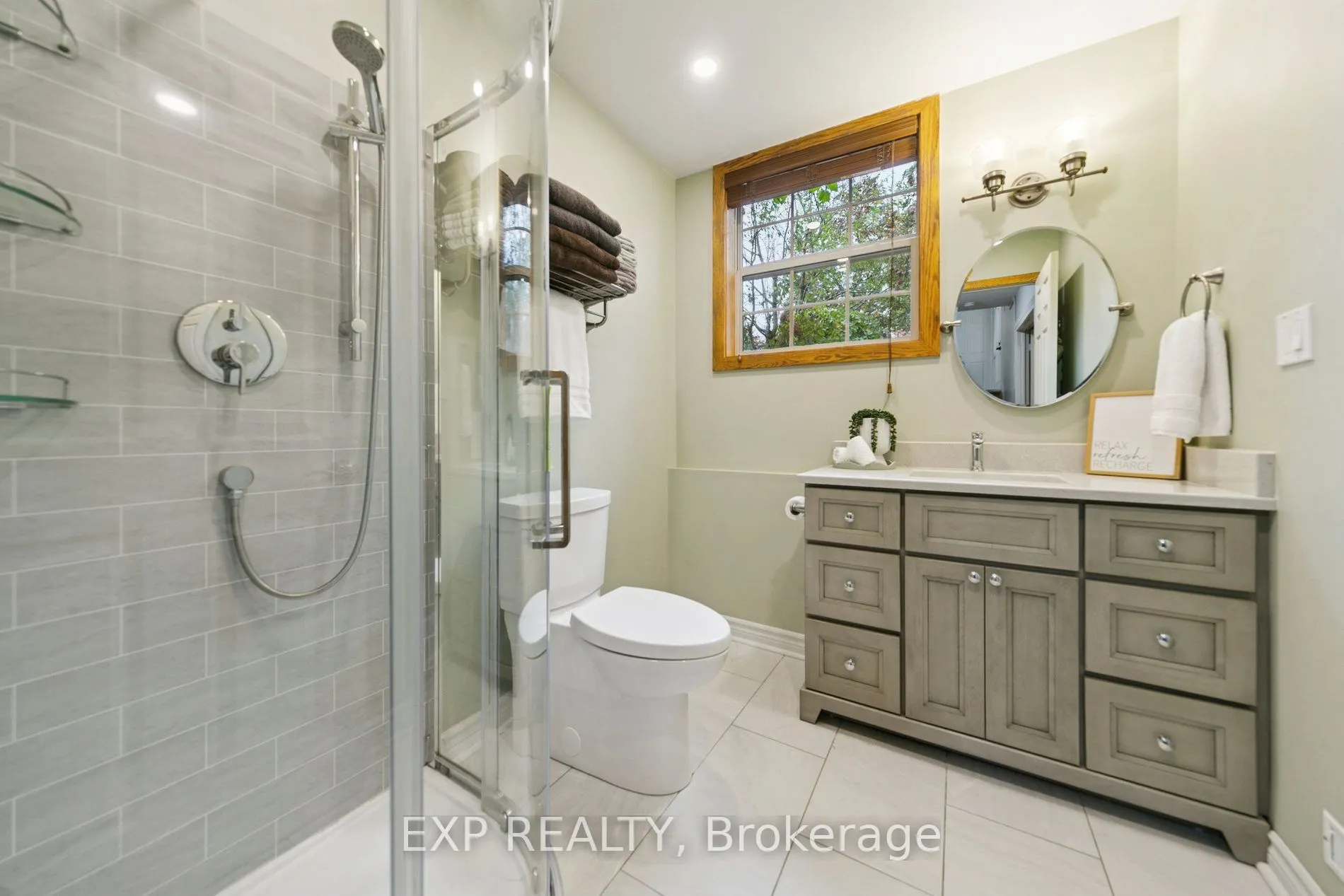 2565 Claymore Crescent