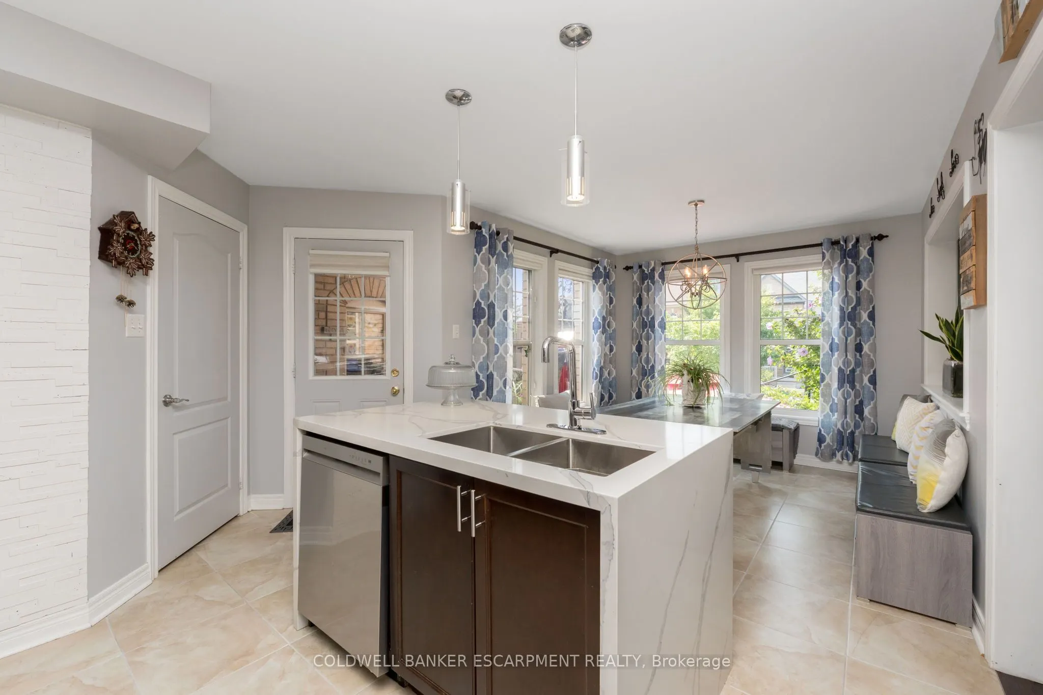 256 Landsborough Avenue S