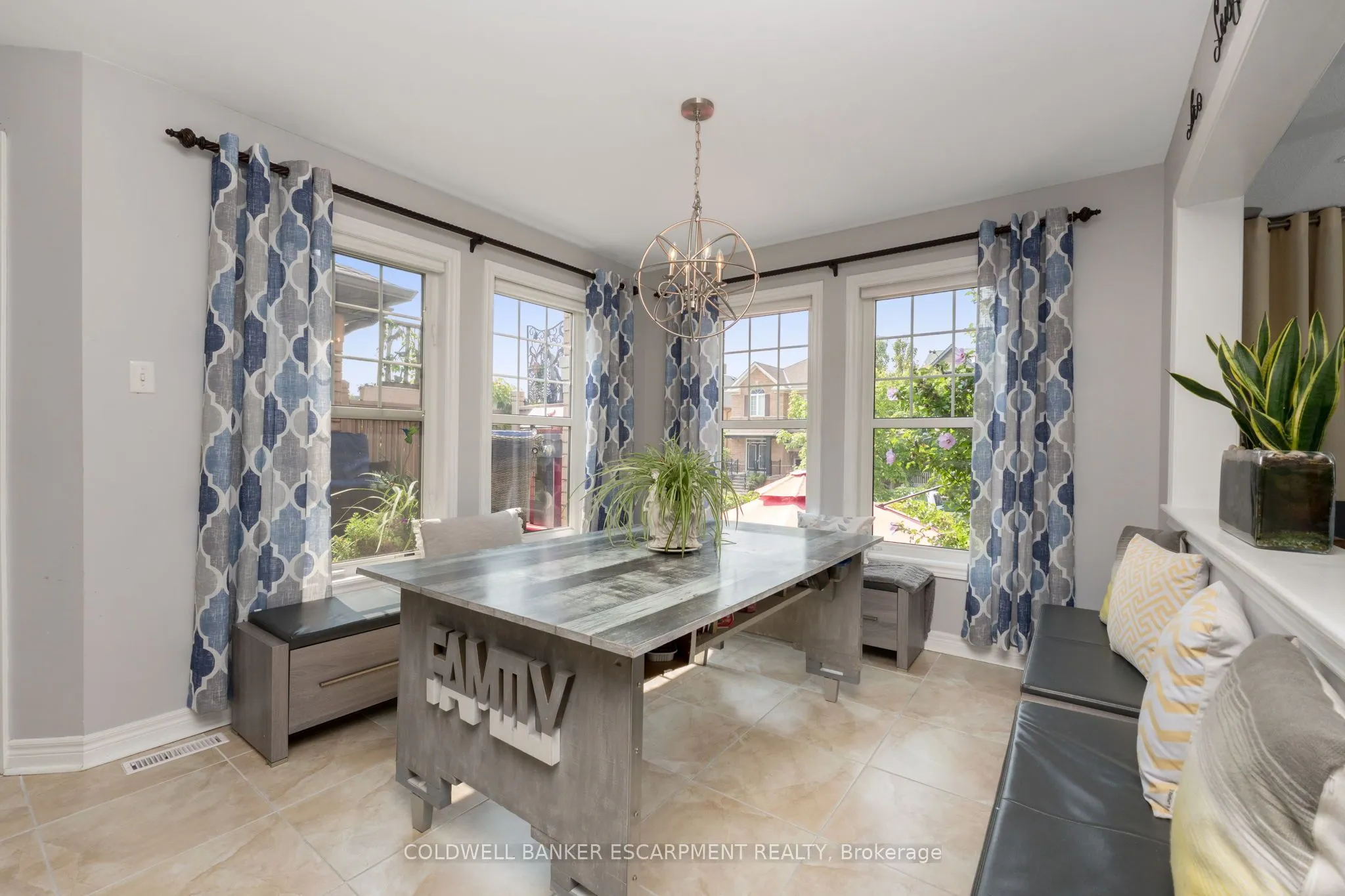 256 Landsborough Avenue S