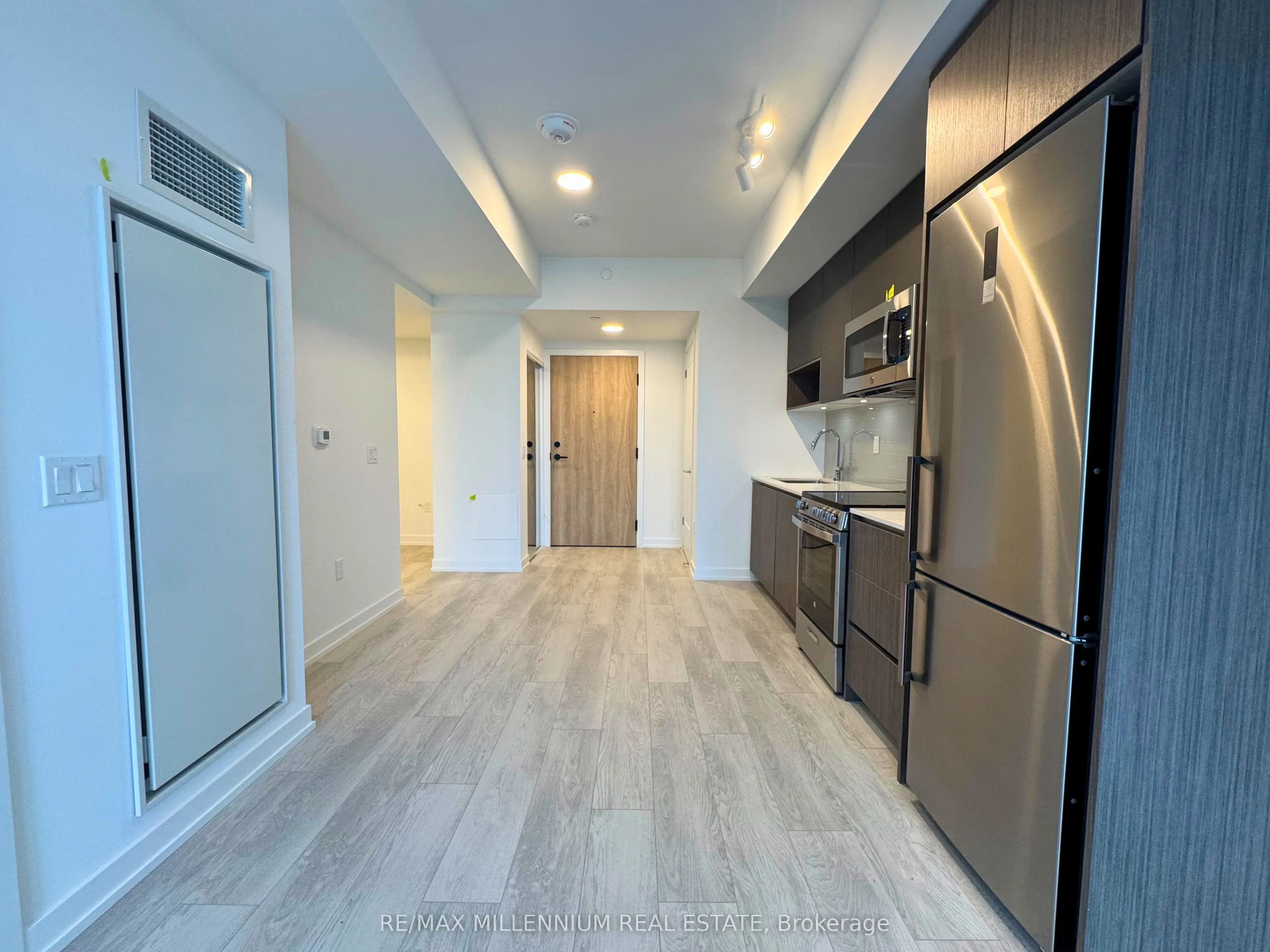 801 The Queens Way, #419