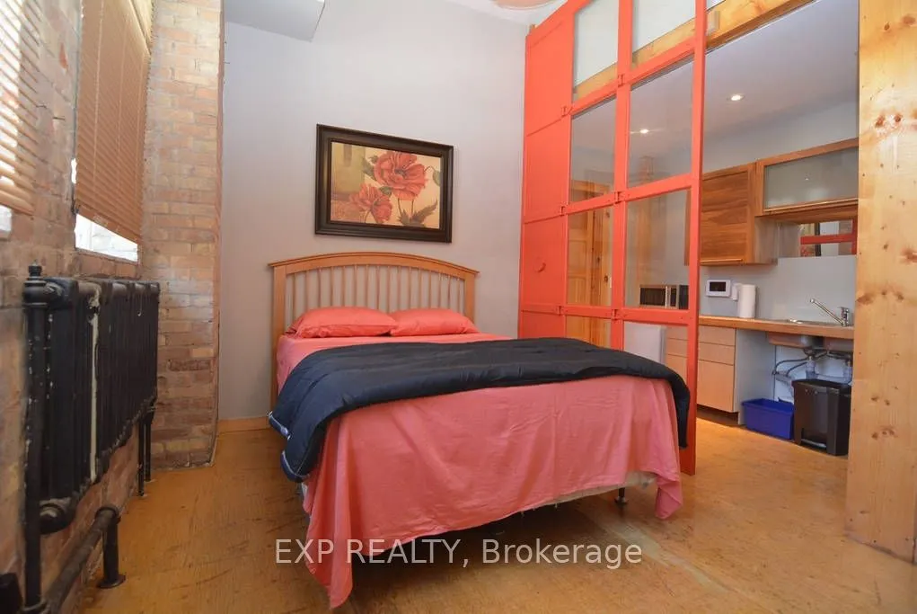 2480 Dundas Street W