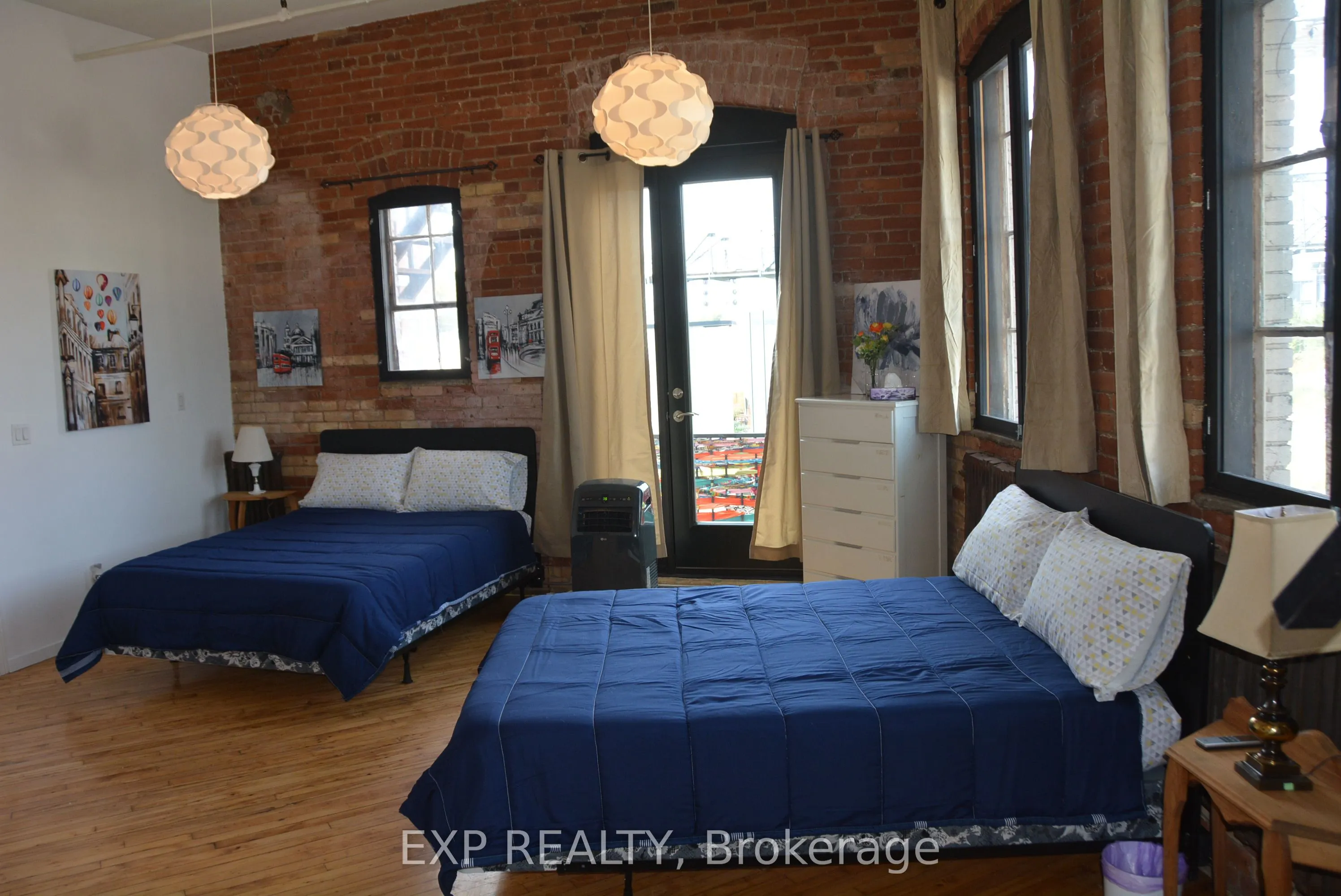 2480 Dundas Street W