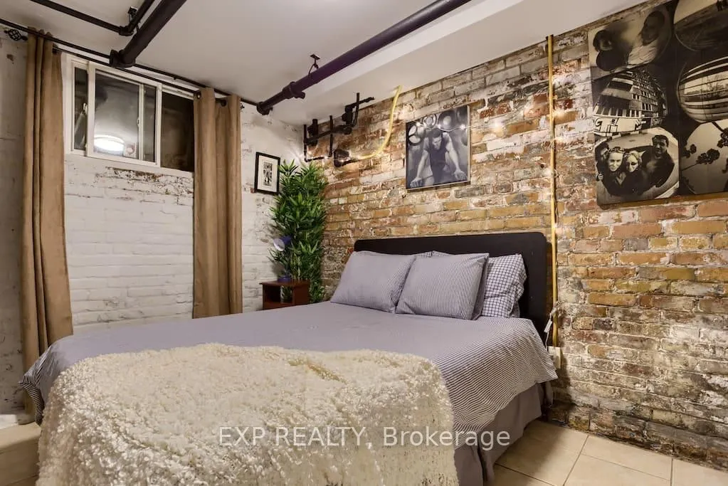 2480 Dundas Street W