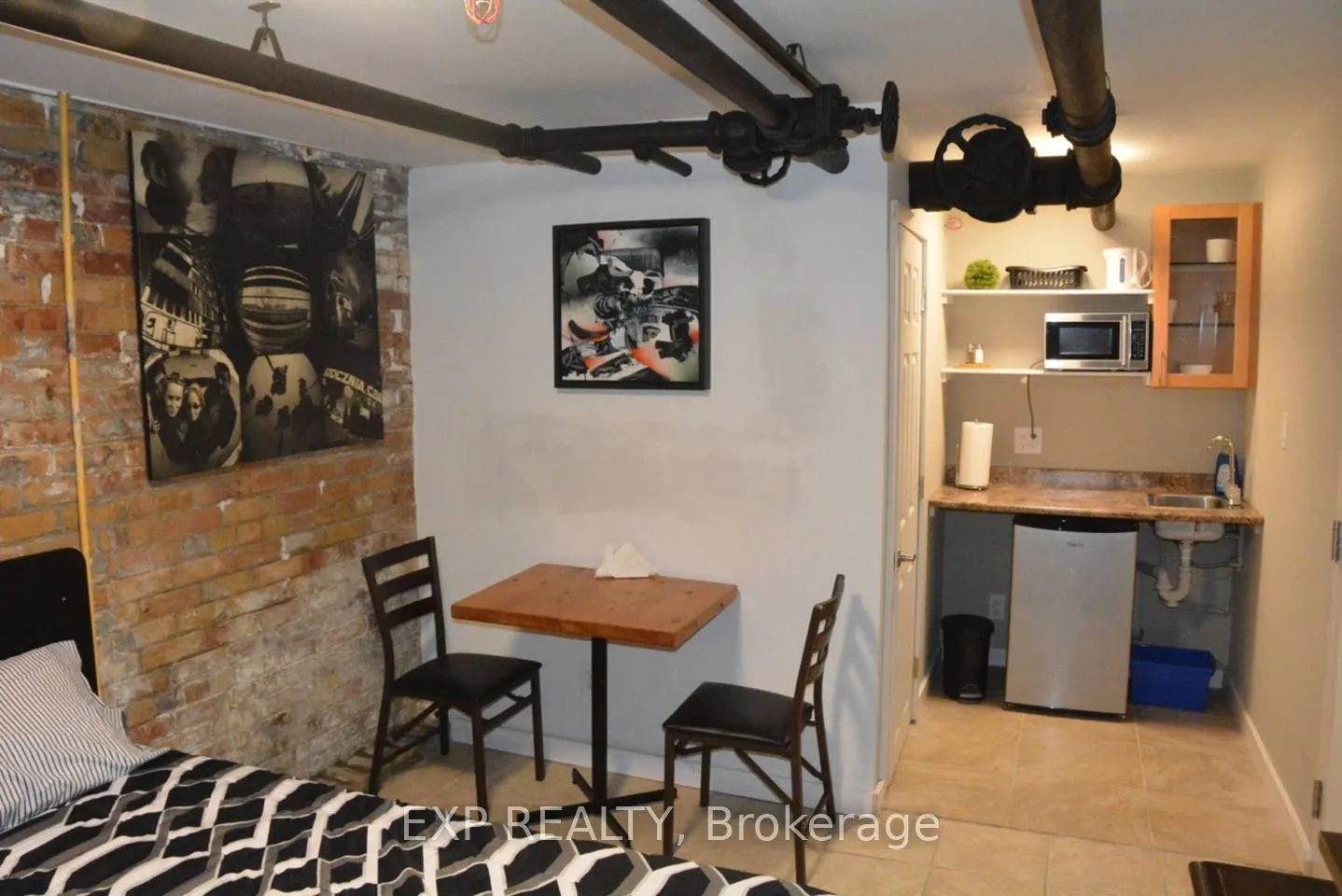 2480 Dundas Street W