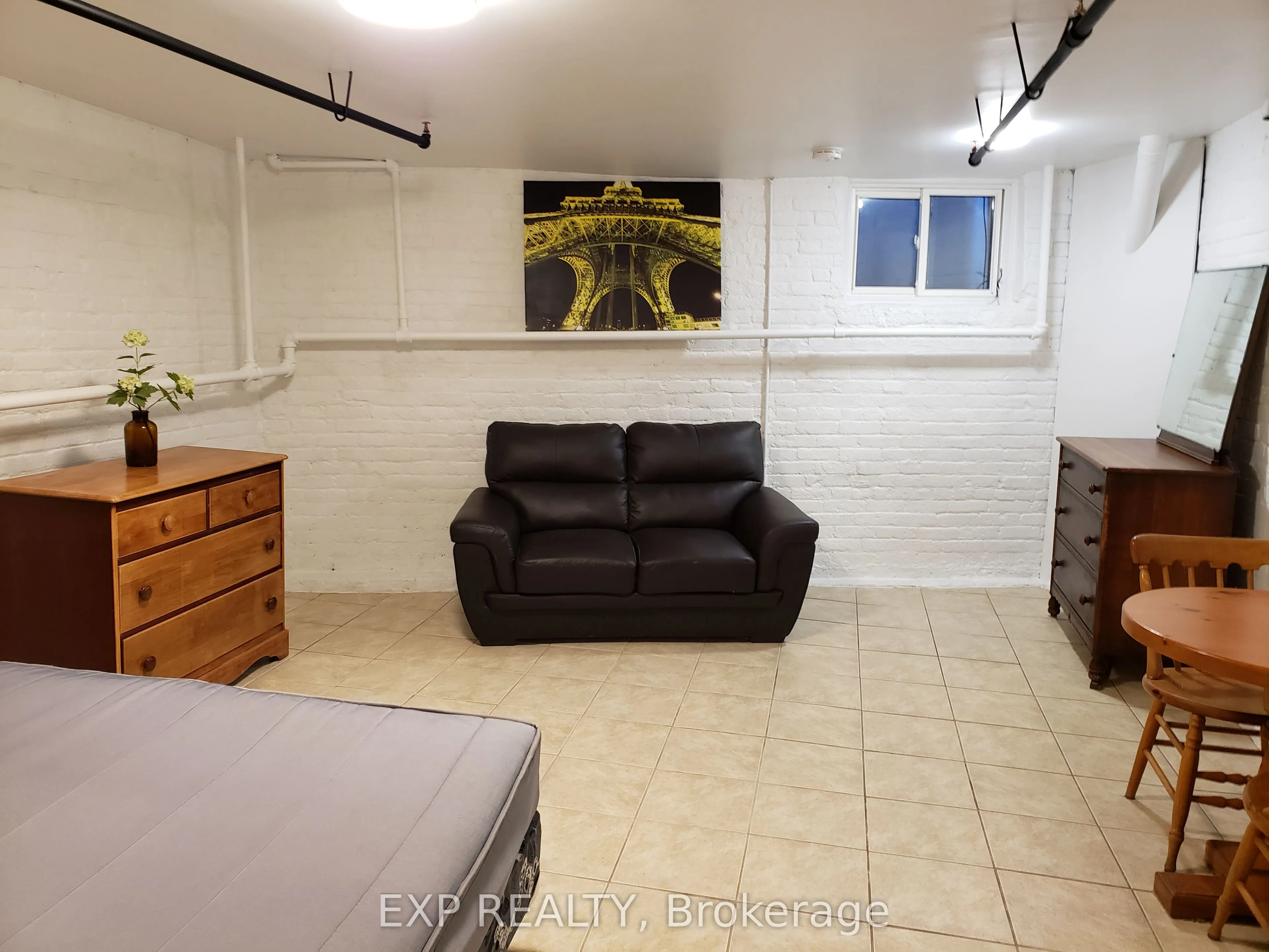 2480 Dundas Street W