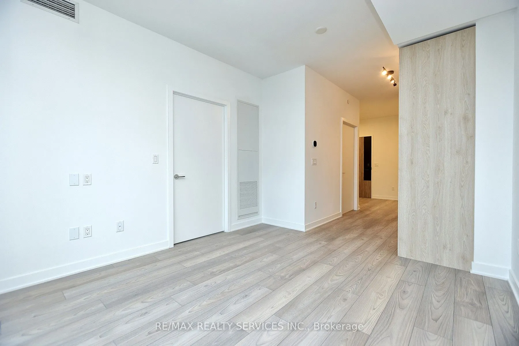 1007 The Queensway, #305