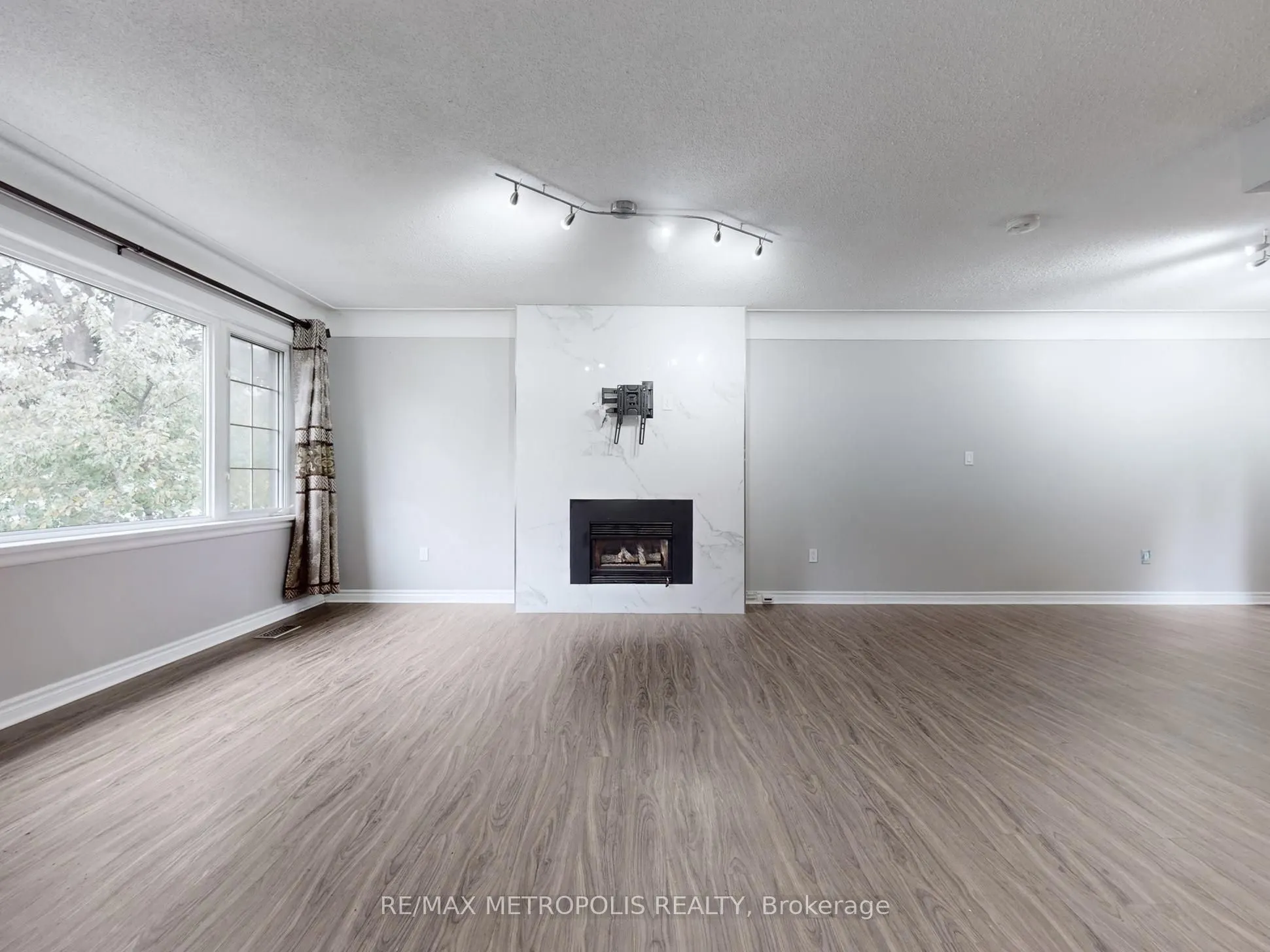 2098 Maplewood Drive